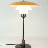 Lampe de table PH 3½-2½ avec abat-jour en métal jaune par Poul Henningsen