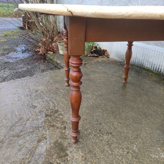 Folding round table