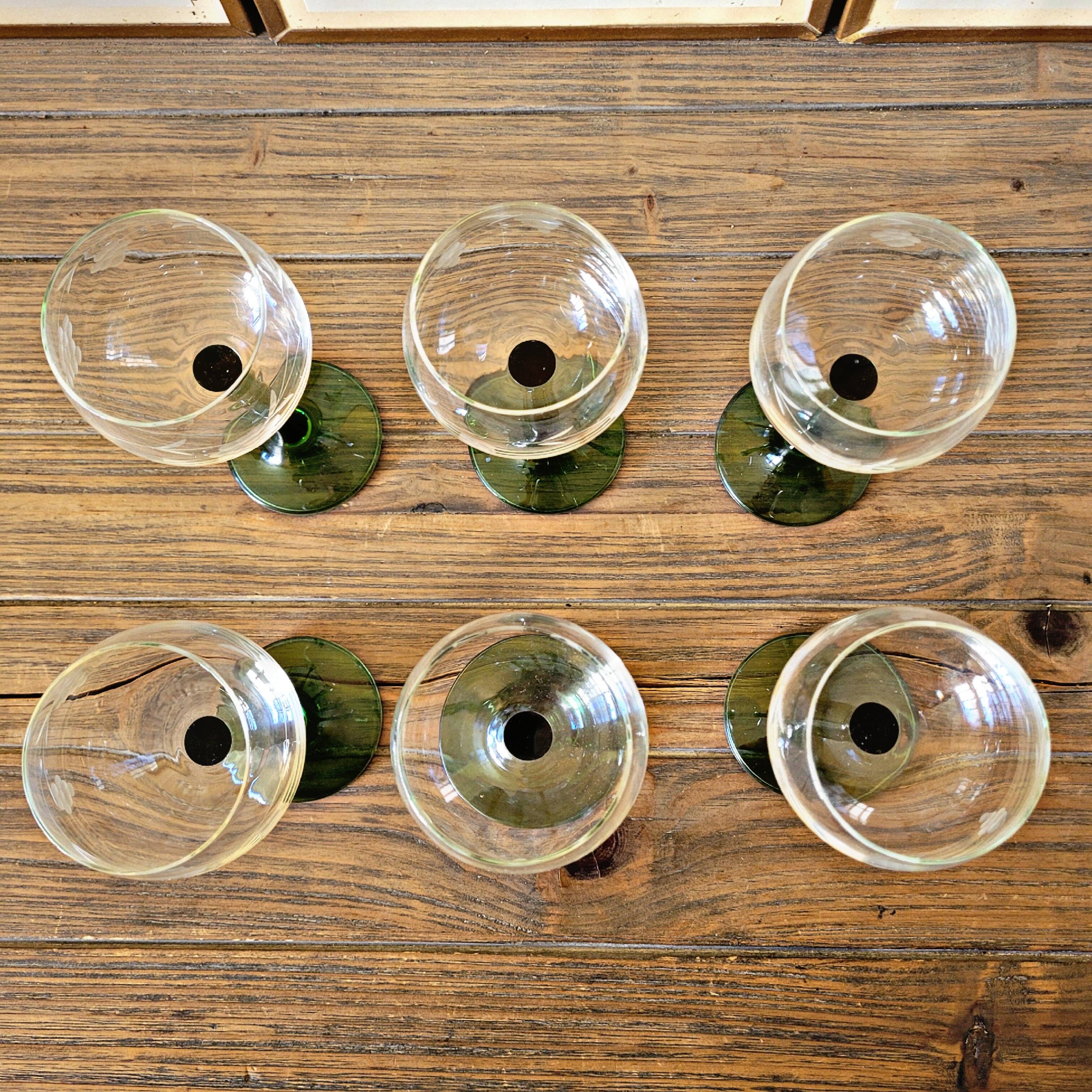 6 verres à vin d'Alsace au décor gravé (raisin), pied vert