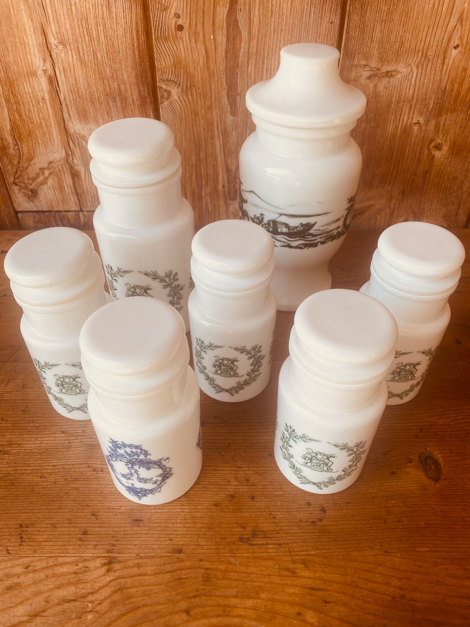 Set apothecary pots in opaline