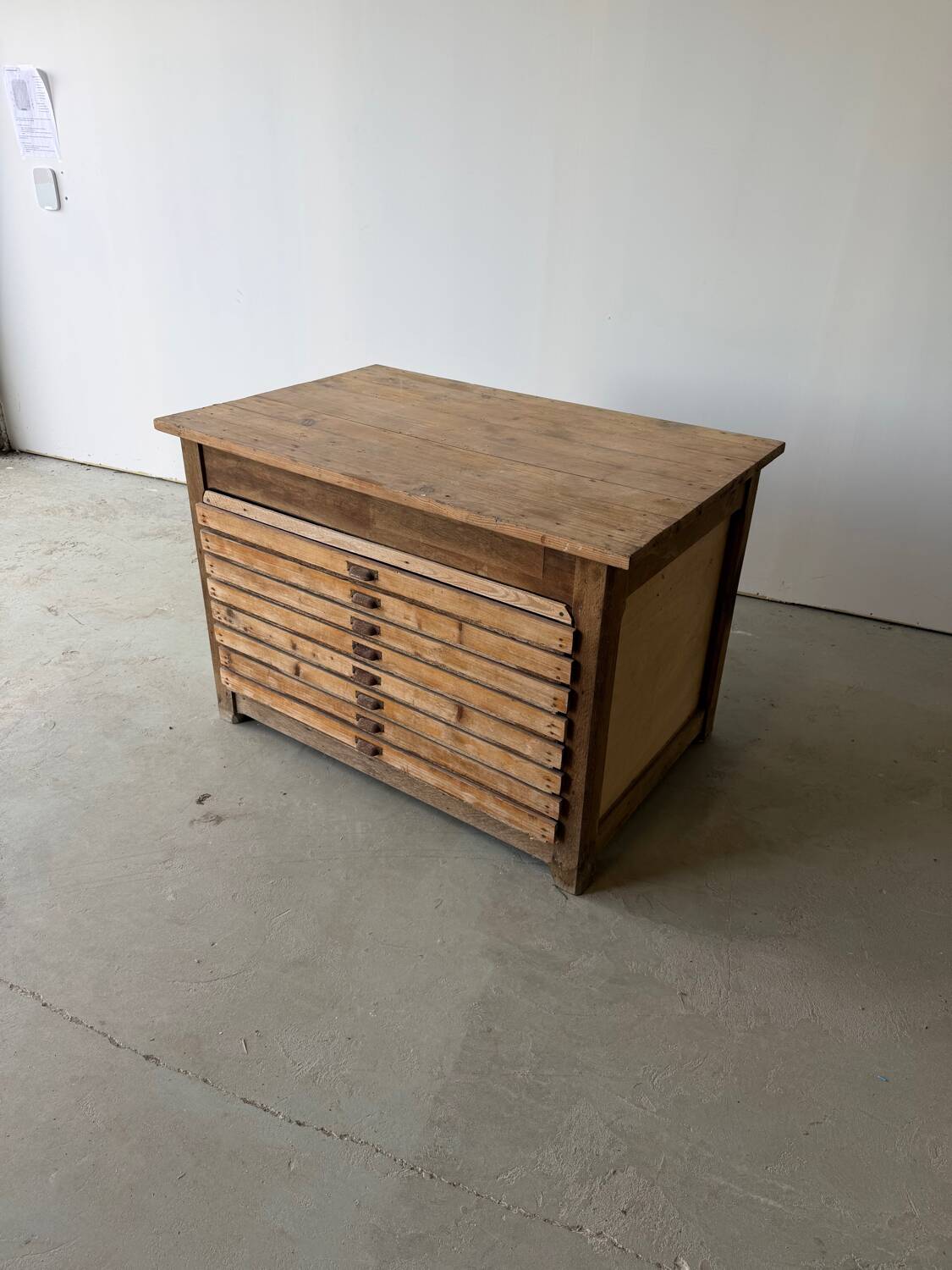Low workshop cabinet with 8 drawers in solid wood, printing style.
