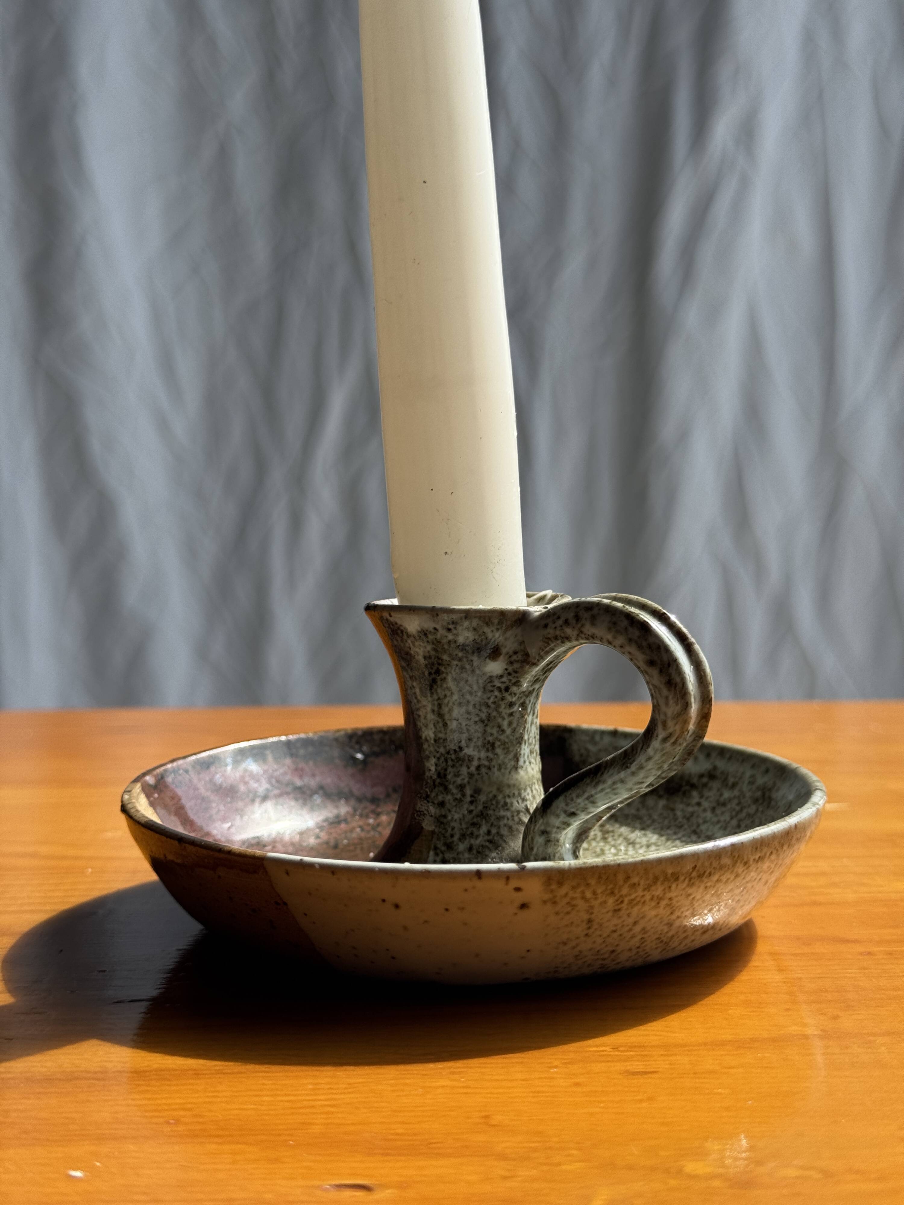 Small hand-held candle holder in two-tone brown and gray stoneware H6.5