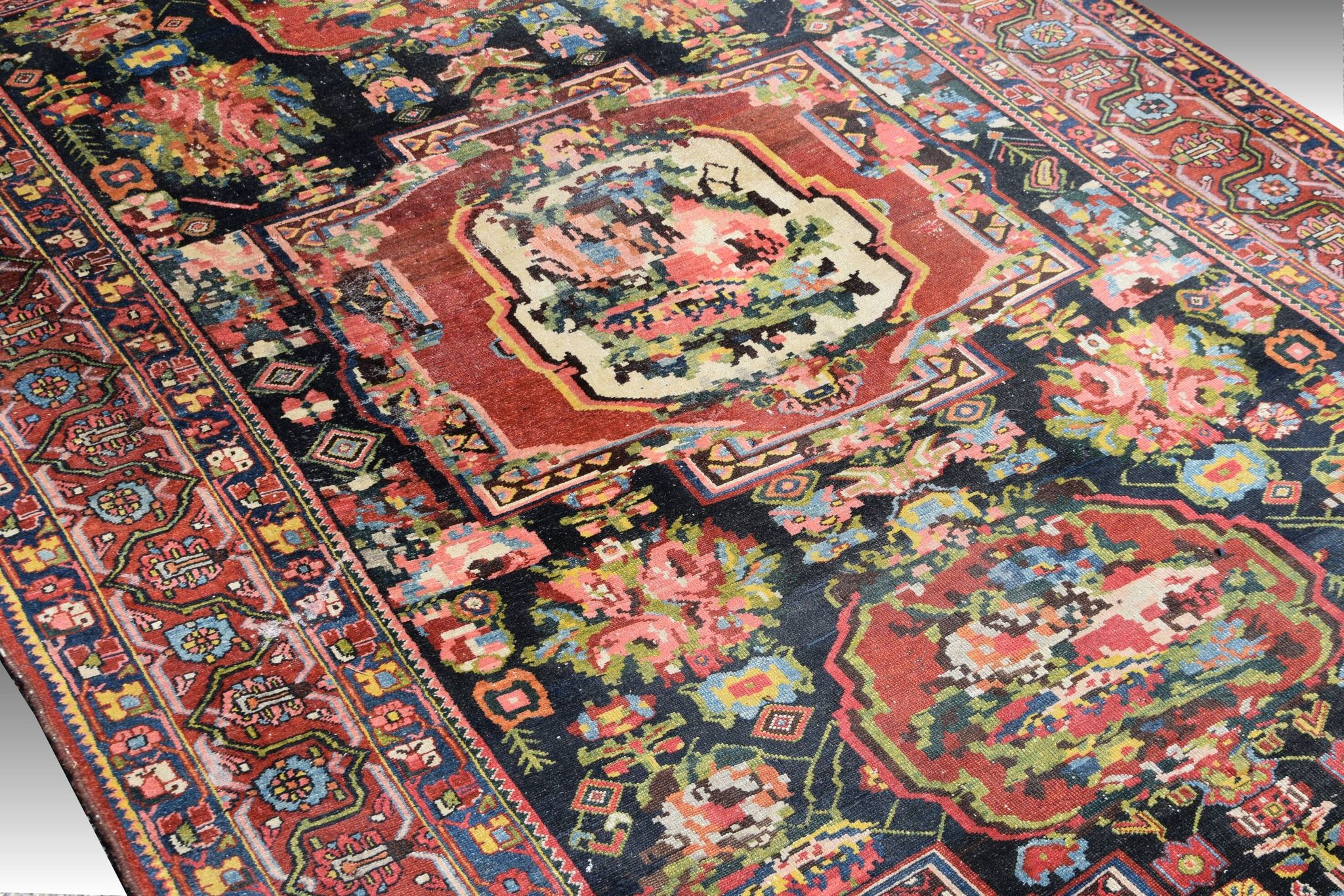 Antique Iranian oriental rug Bakhtiar Faradombeh: 3.37 X 2.13 meters. Early 20th century circa 1920/30