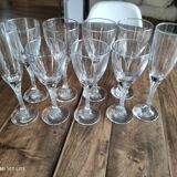 Set of 9 matching vintage glasses in 3 different sizes