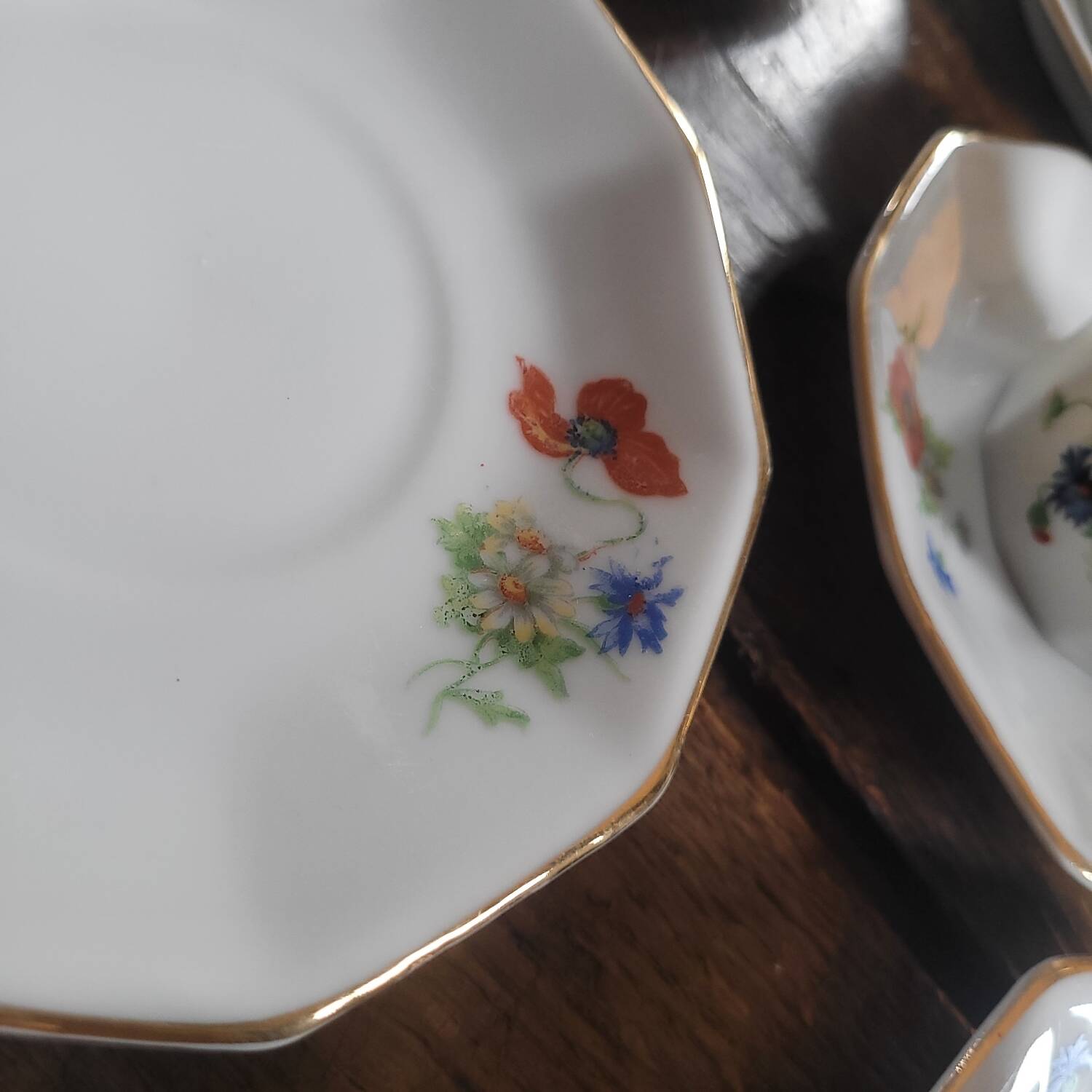 6 porcelain cups decorated with wildflowers from the 60s.