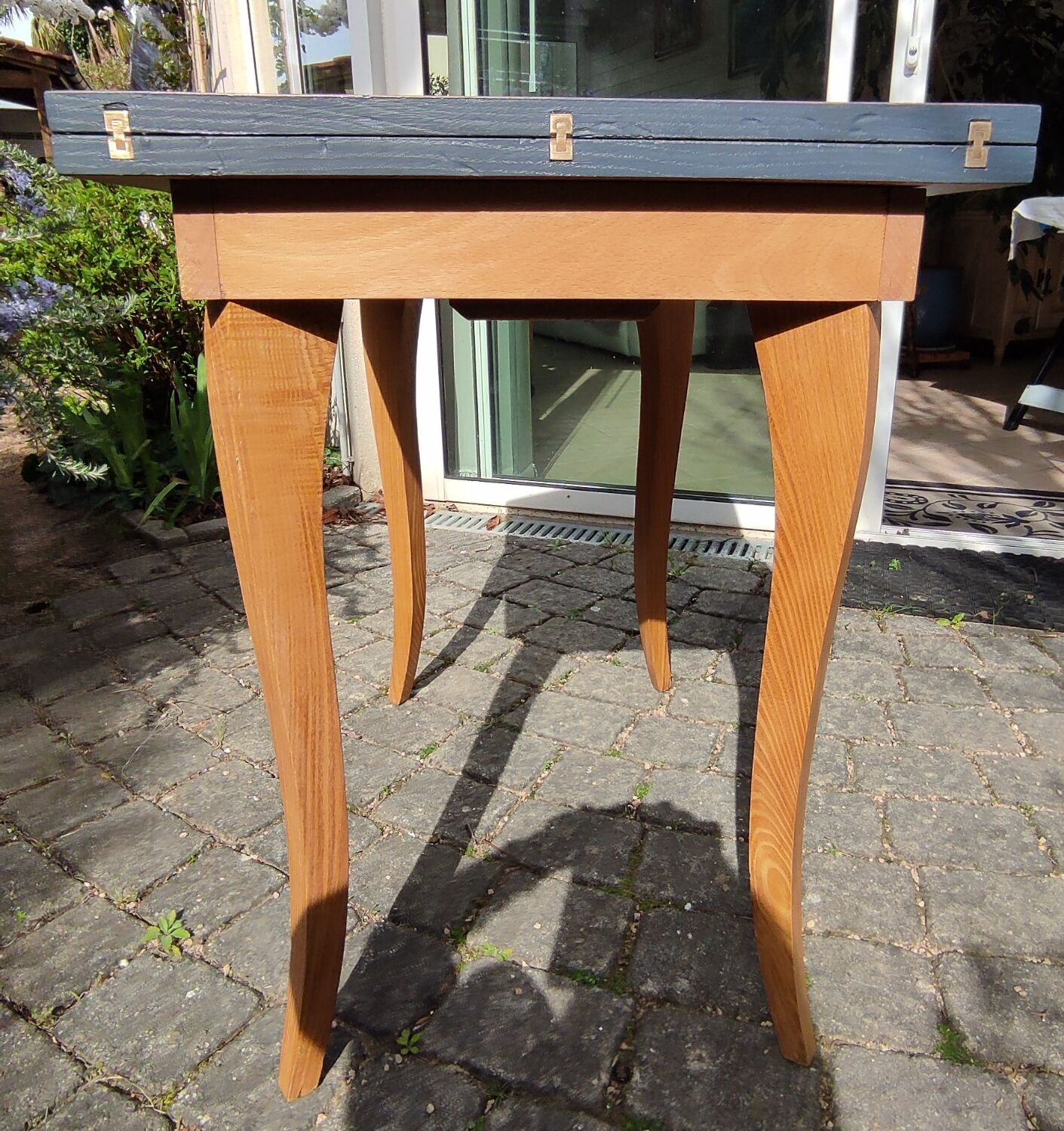 Expandable wooden table