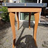 Expandable wooden table