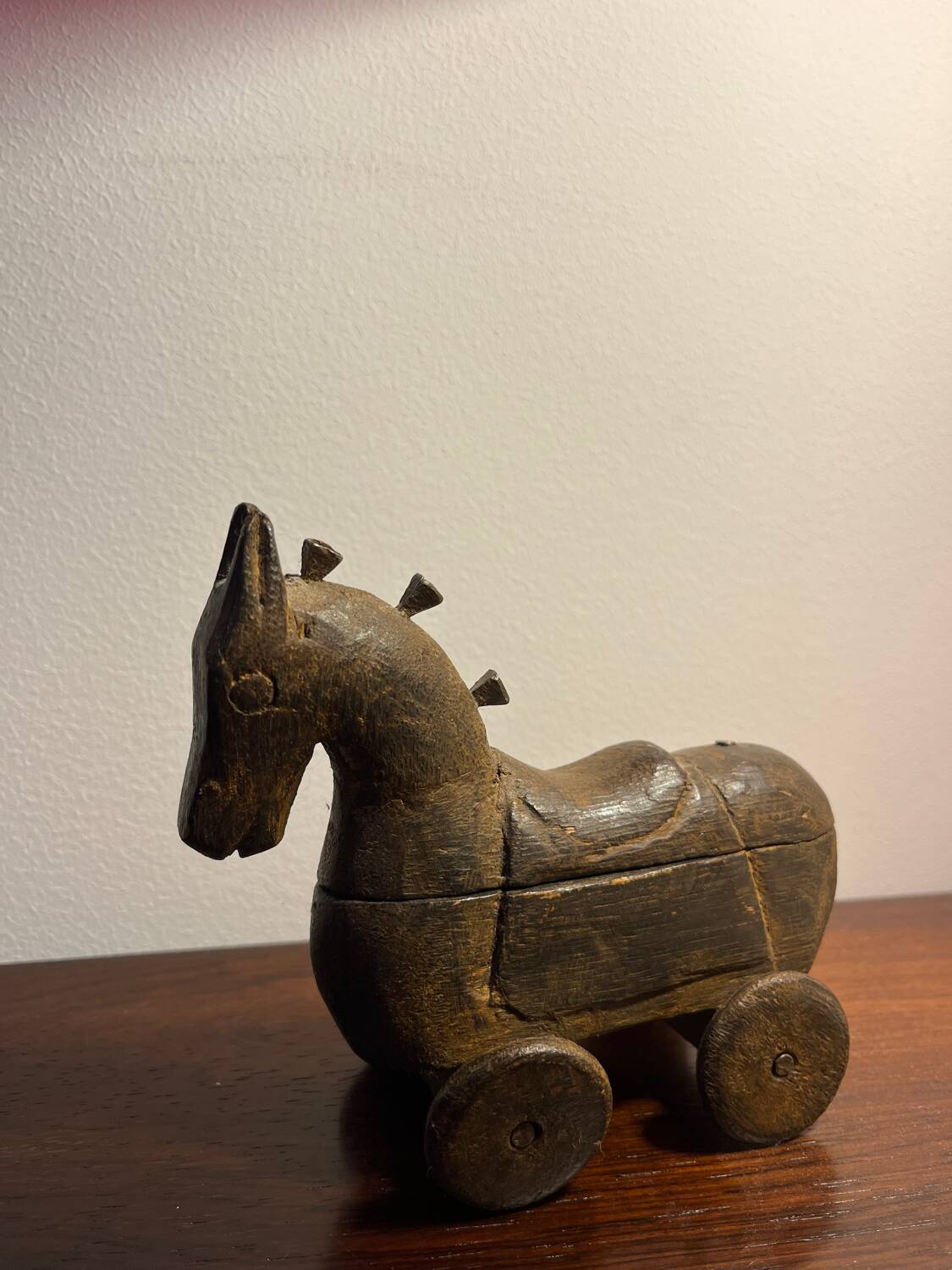 Cheval art populaire en bois sculpté