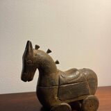 Cheval art populaire en bois sculpté