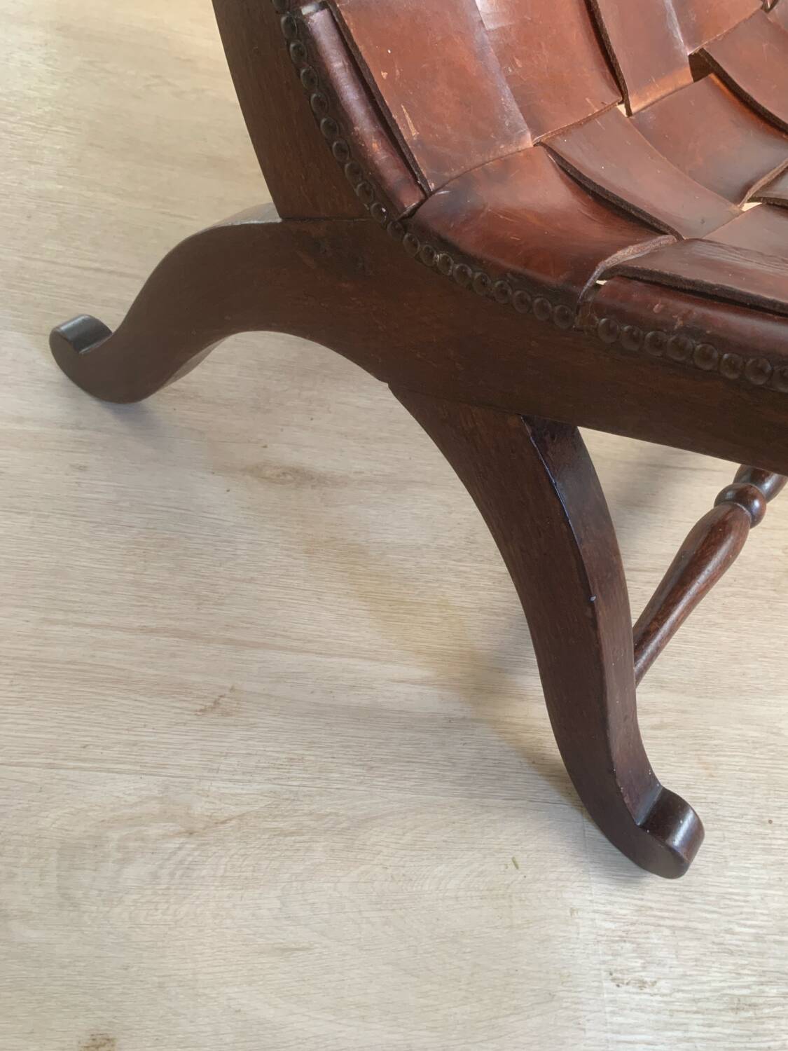 Chauffeuse en bois et cuir de Pierre Lottier