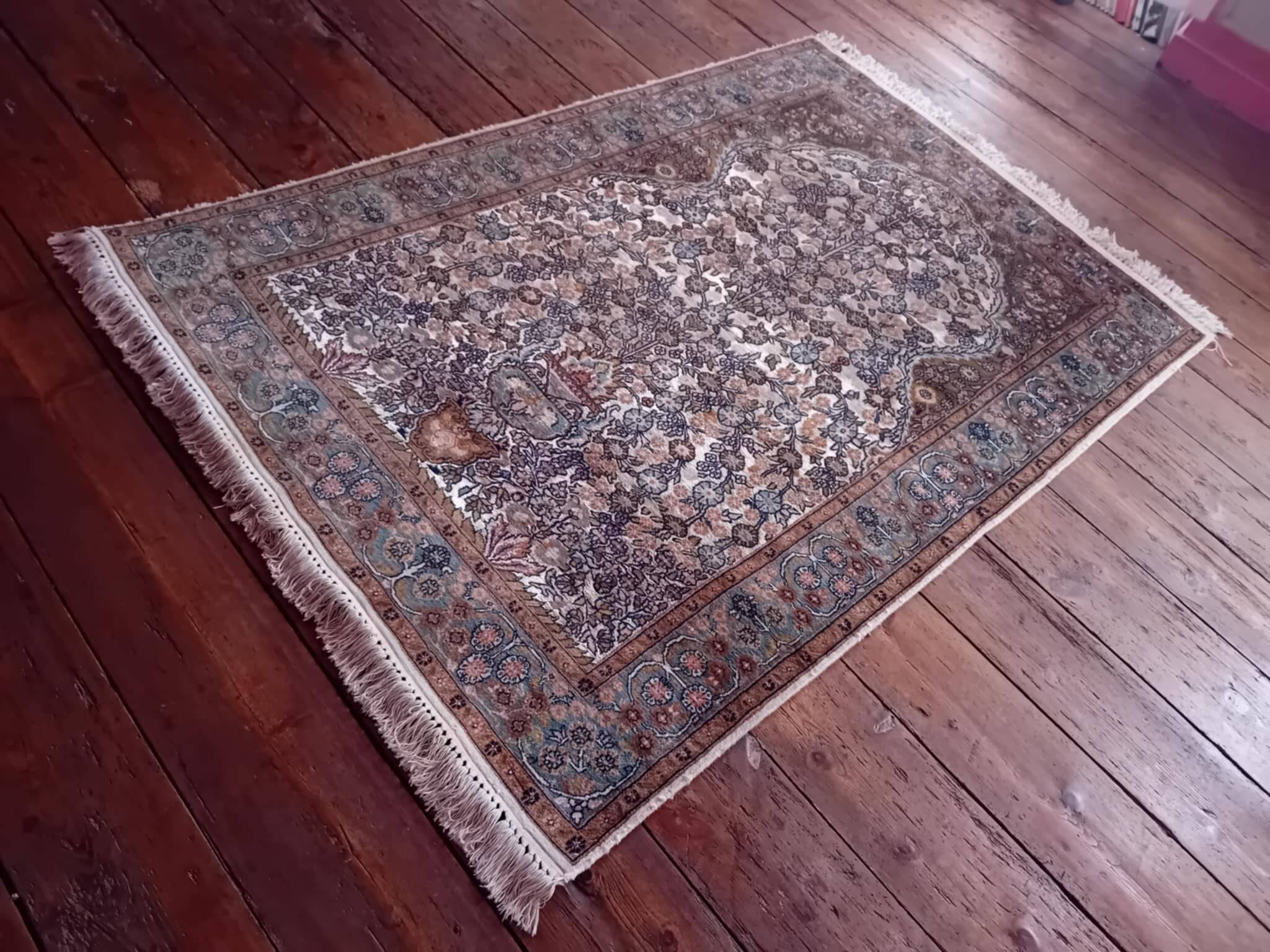 Handmade cashmere wool and silk rug 183x123cm