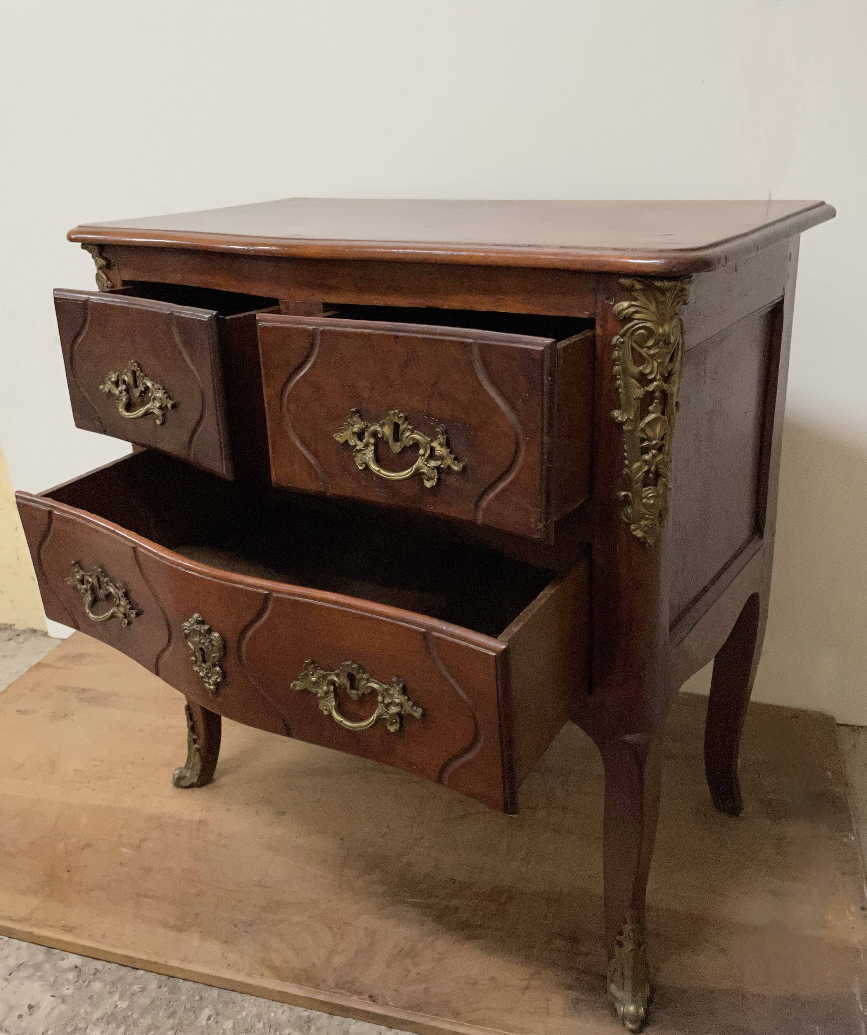 Chest of drawers with curved facade of the nineteenth century