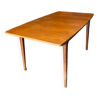 Table type scandinave