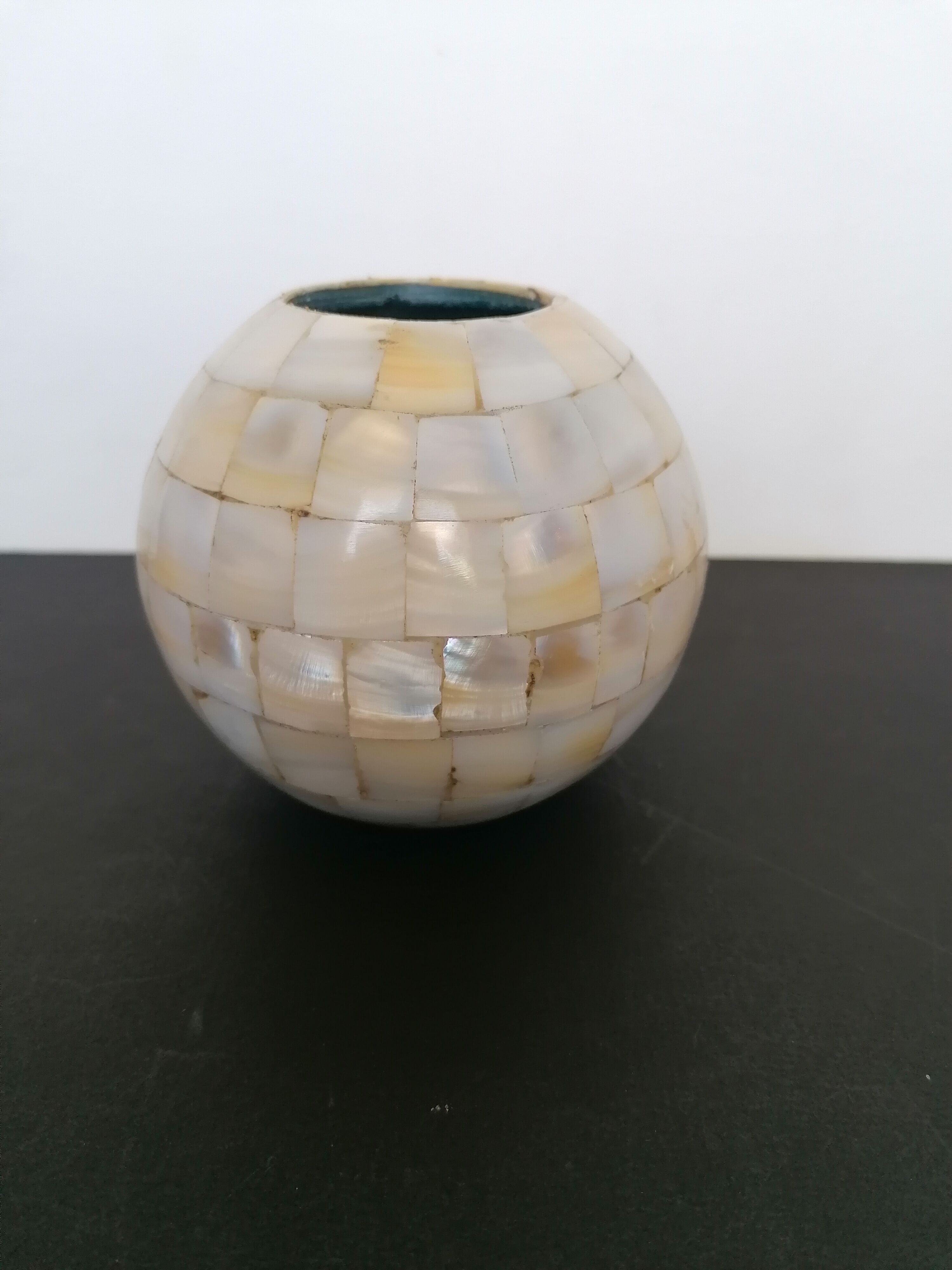Ball vase in real mother-of-pearl