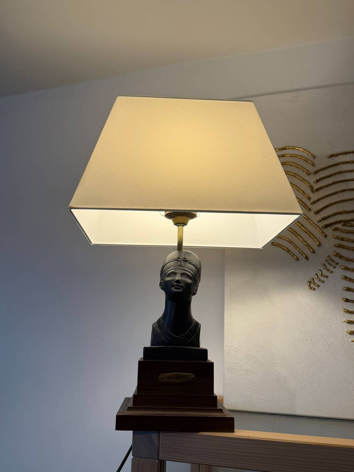Vintage Egyptian-Inspired Table Lamp – Bust of Queen Nefertiti