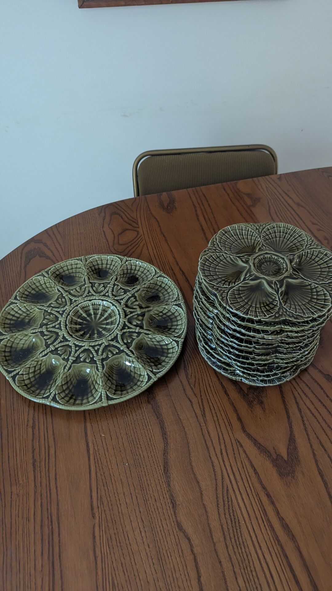 Oyster service Sarreguemines in barbotine – 12 plates + large bowl