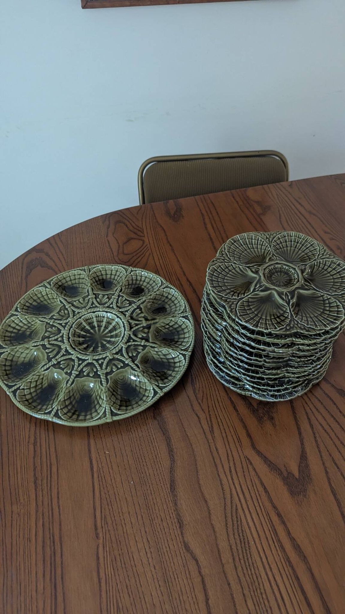 Oyster service Sarreguemines in barbotine – 12 plates + large bowl