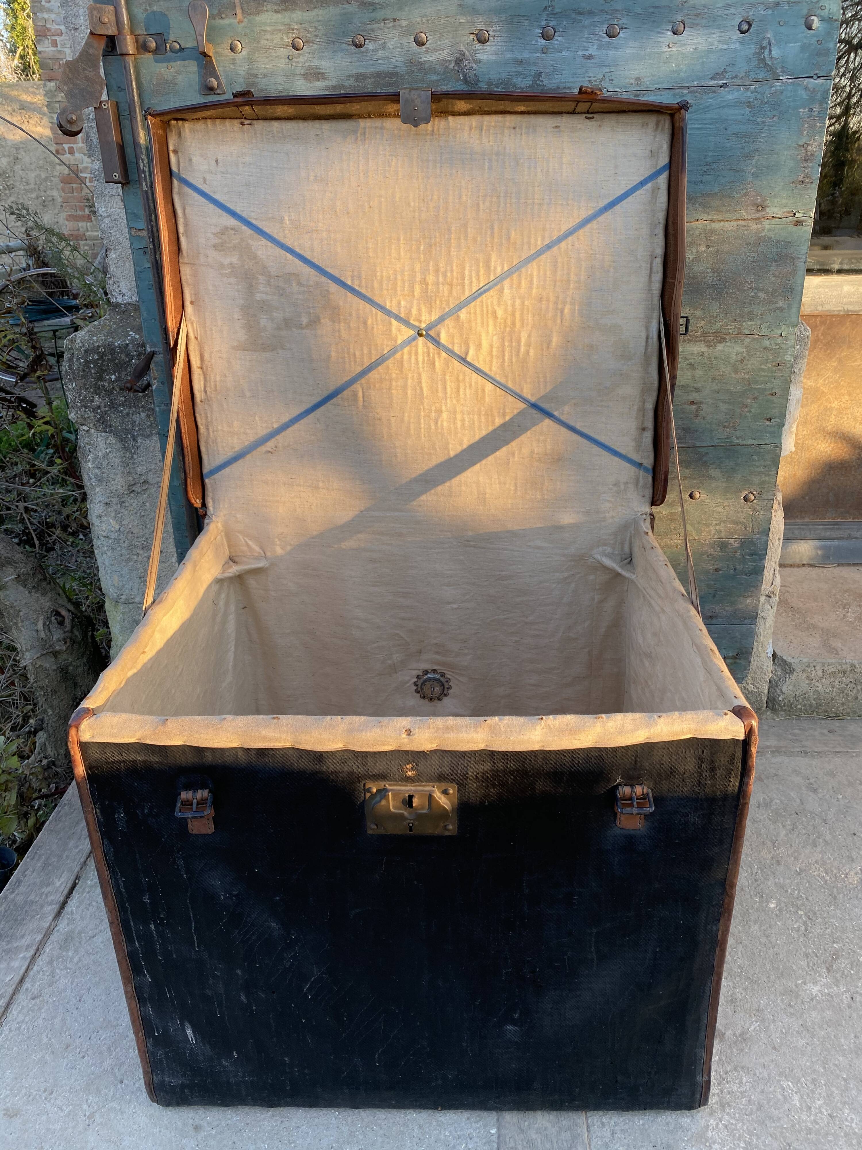 Beaumont Paris leather horse-drawn carriage travel trunk