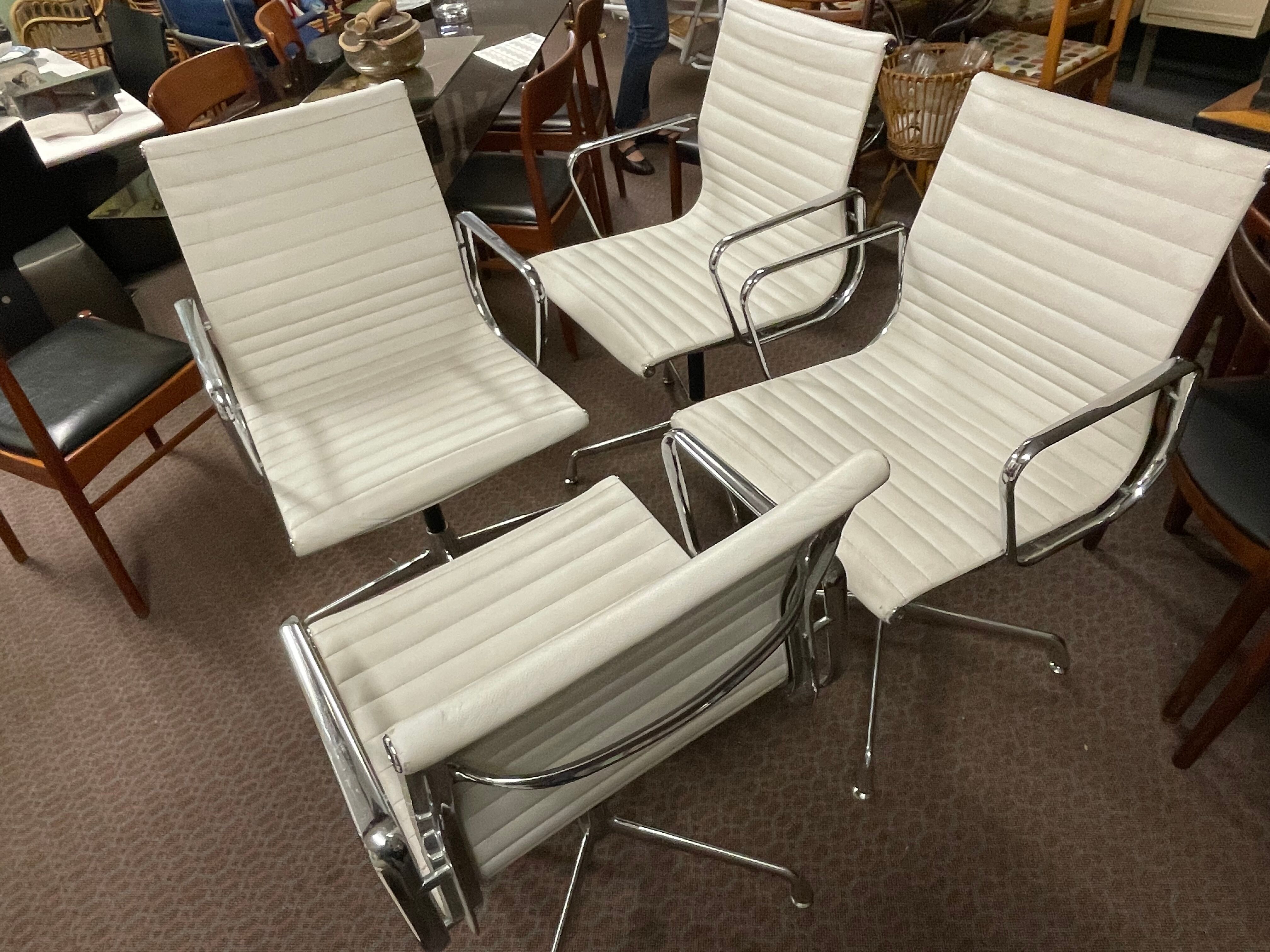 Suite of 4 armchairs in white Ray and Charles Eames leather