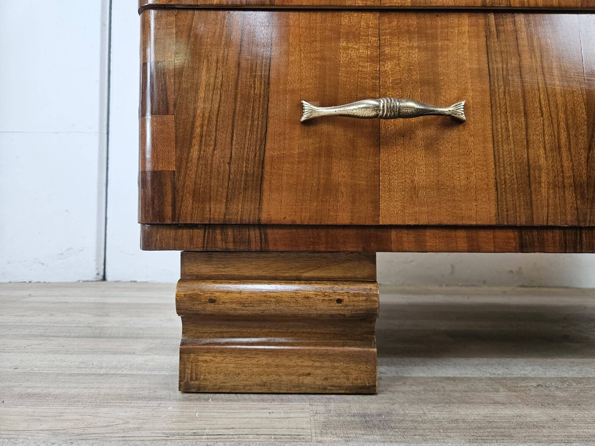 Commode en noyer Art Déco des années 1940 – 5 tiroirs