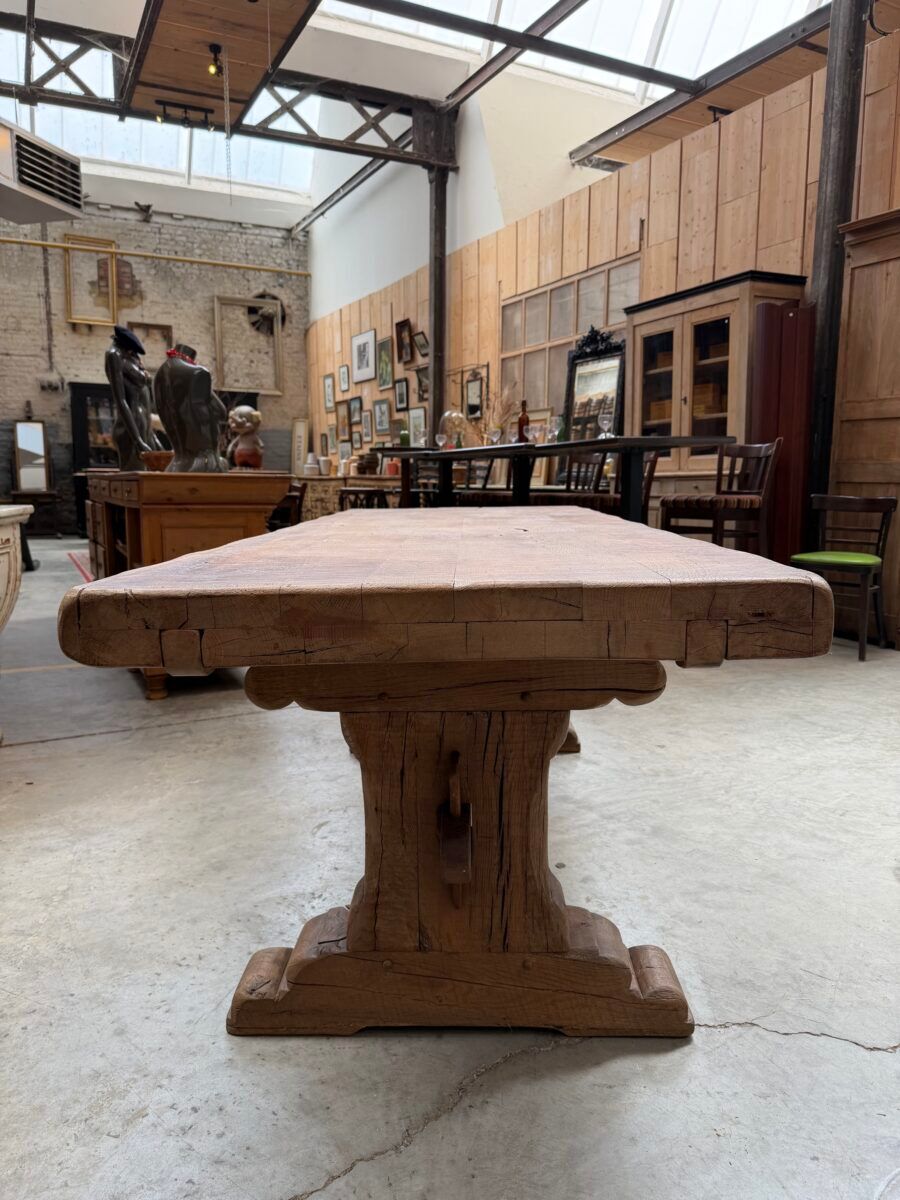 Table de type monastère en chêne