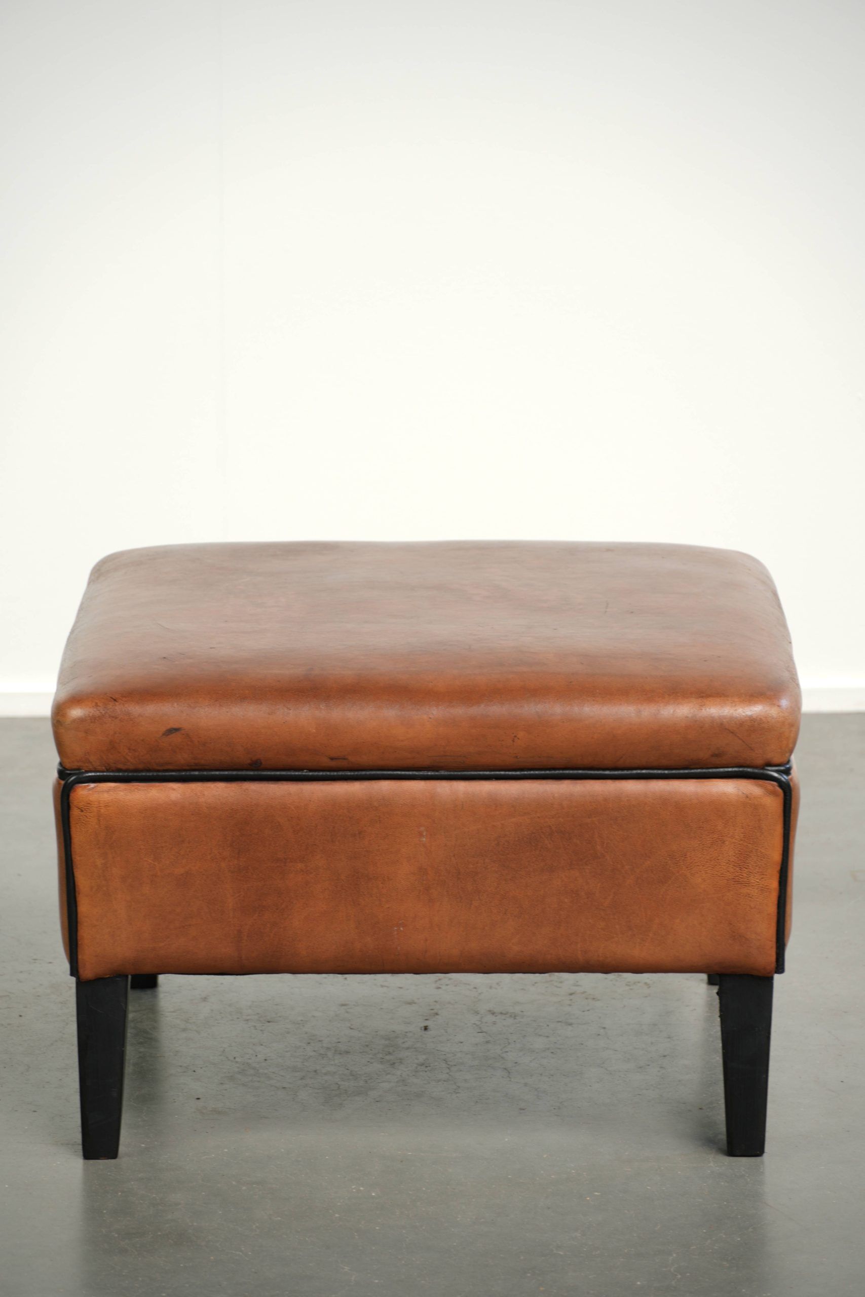 Ottoman, pouf en cuir de mouton cognac