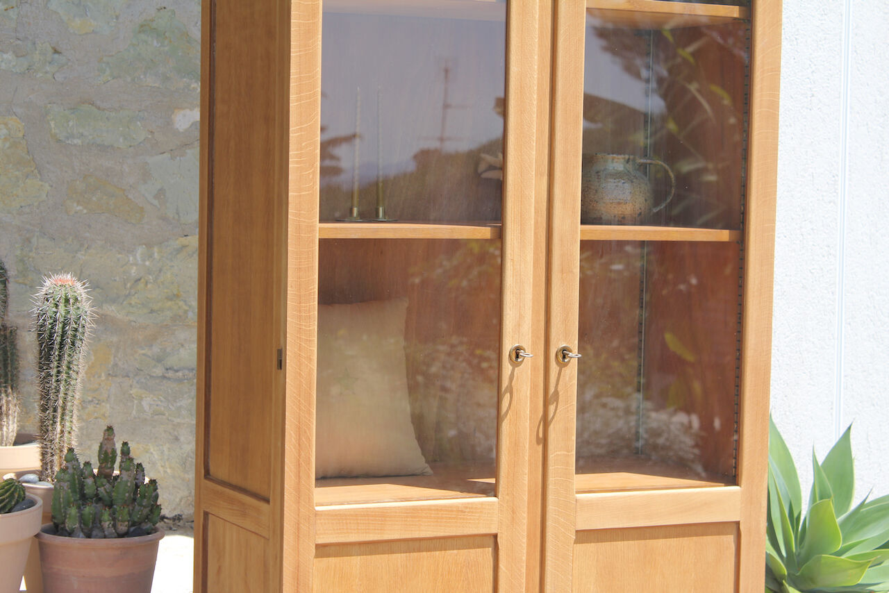 Glass cabinet feet compass