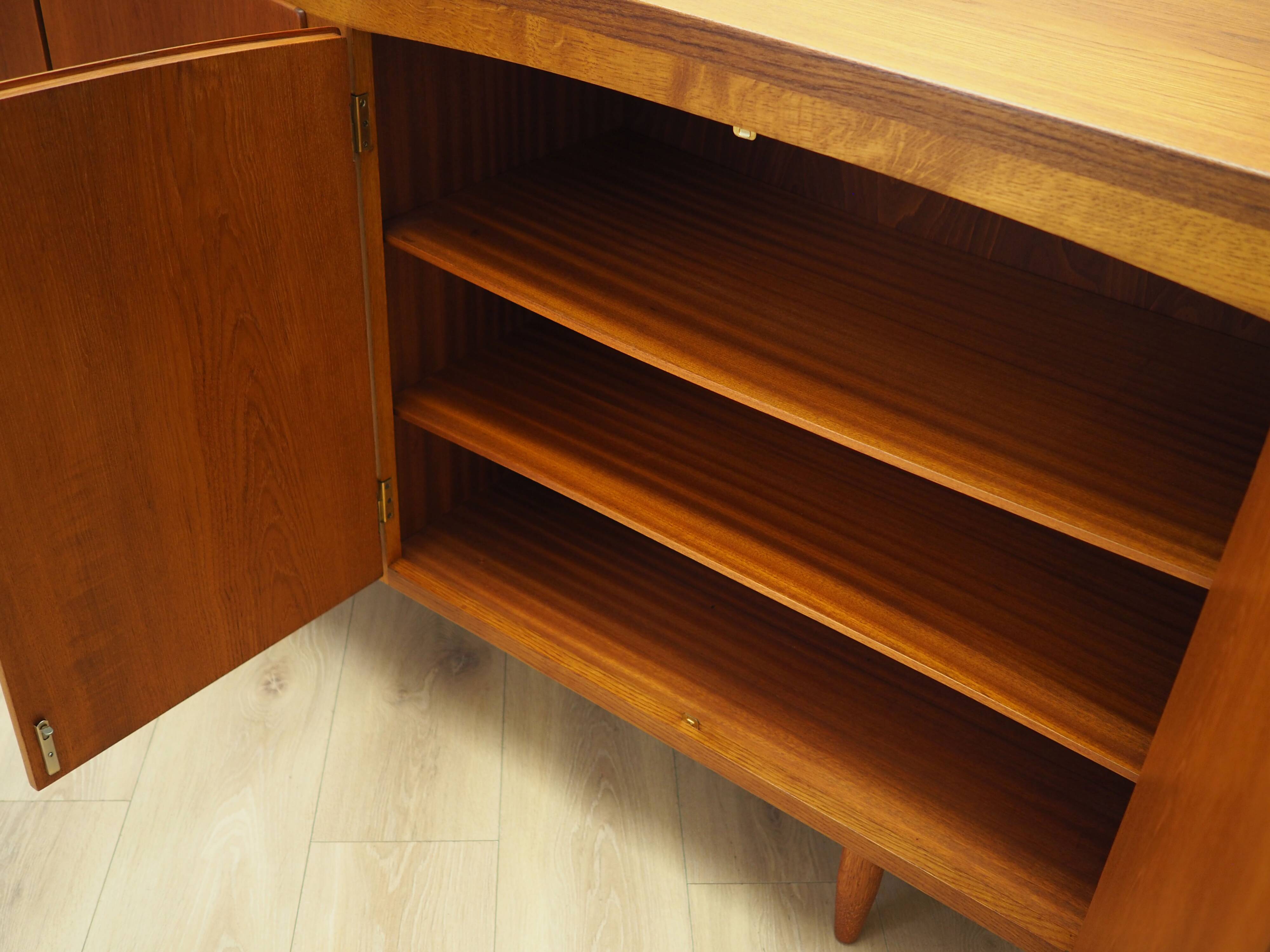 Buffet en teck, design danois, années 1960, production : Danemark