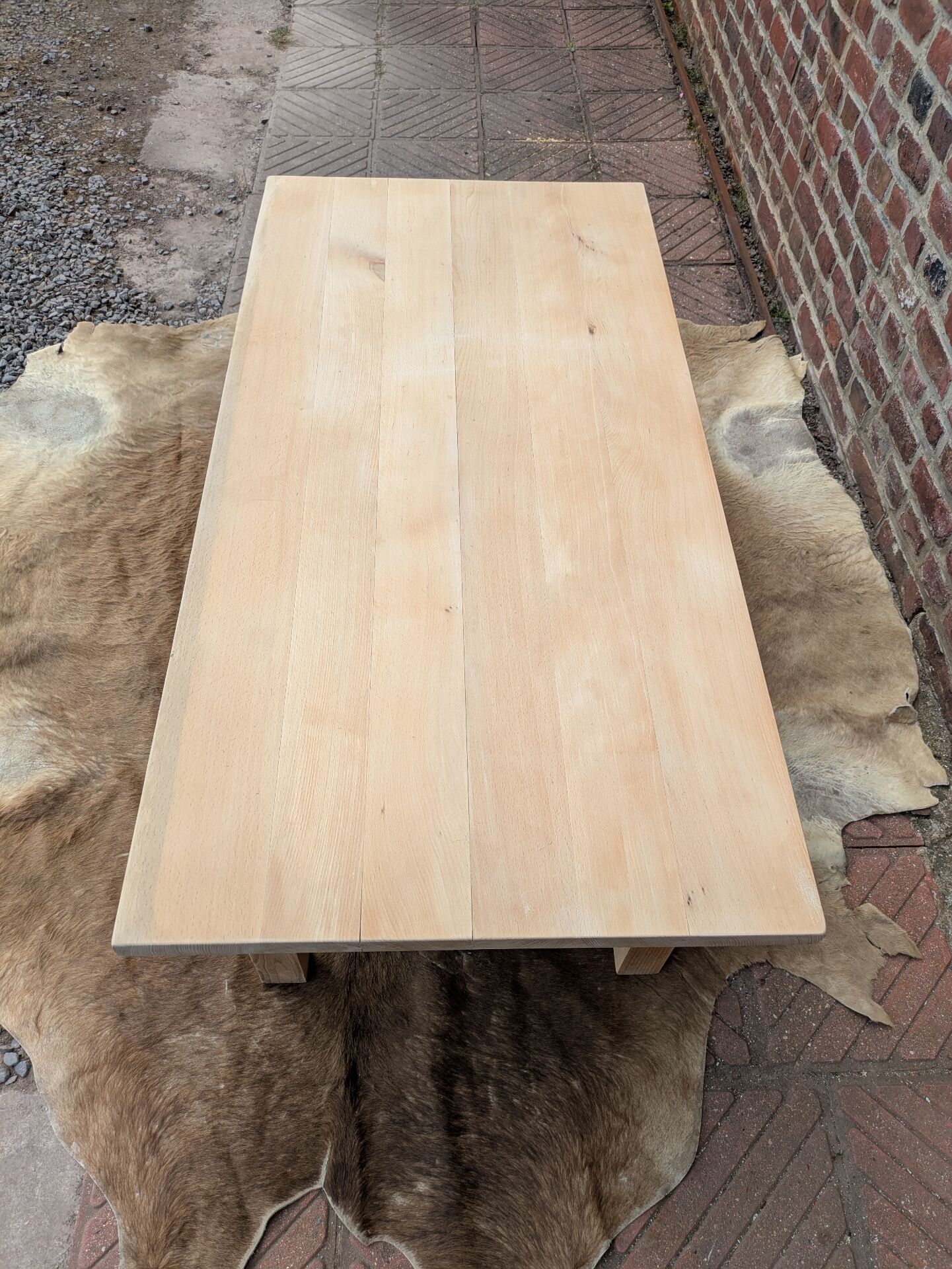 Table basse en hêtre brut