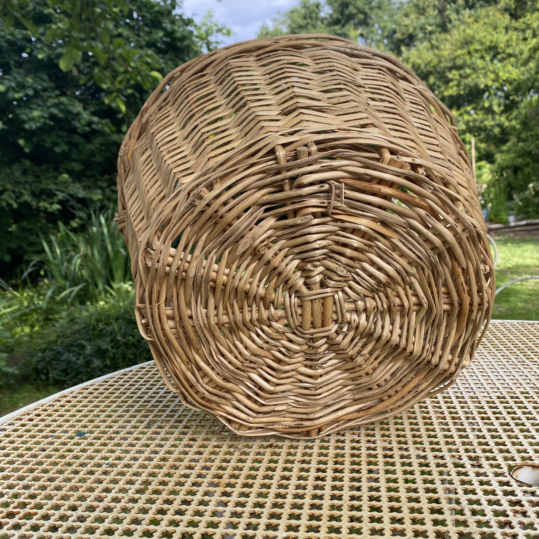 Light woven wicker round basket