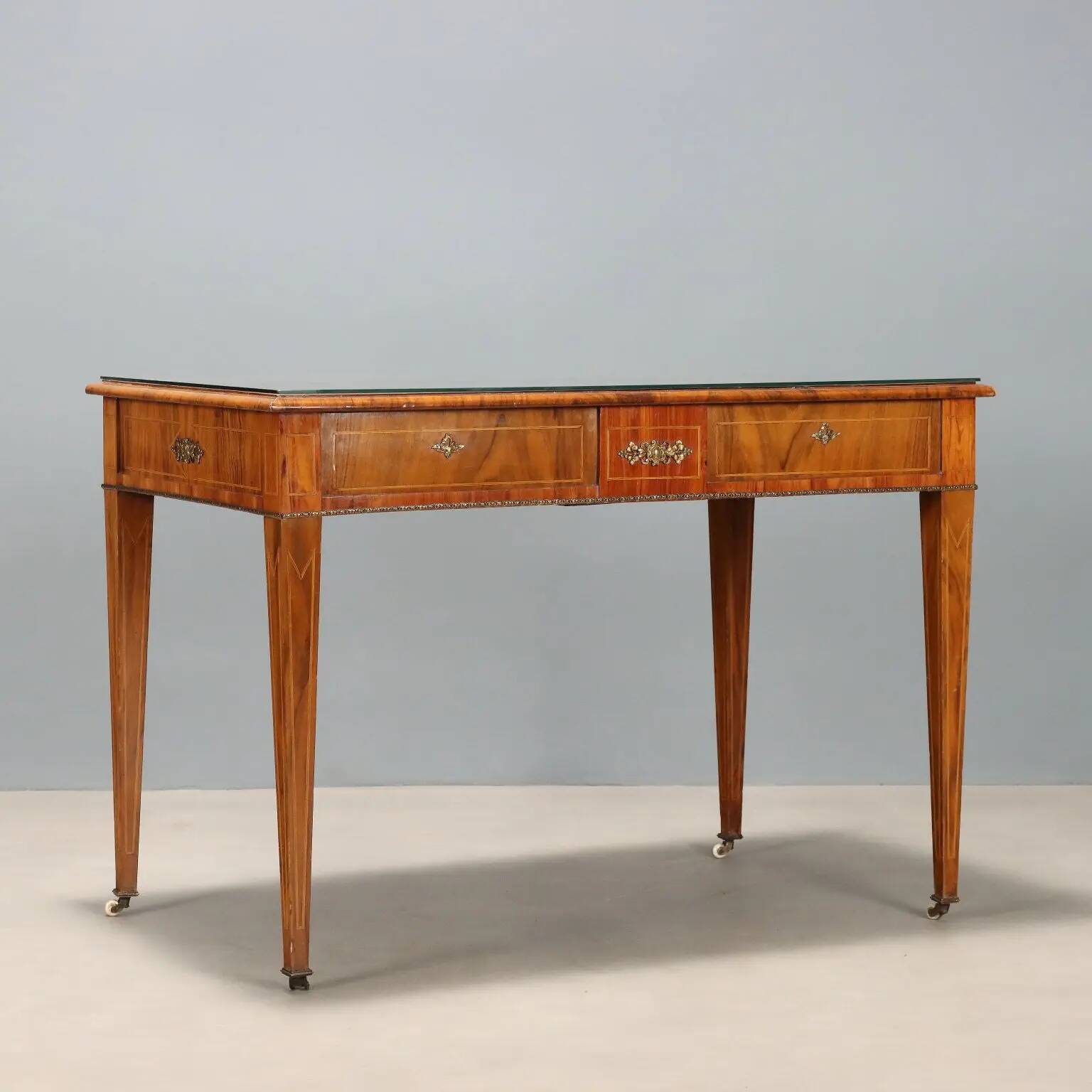Antique writing desk in walnut and rosewood, United Kingdom, 19th century.