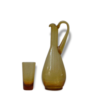 Carafe et son verre, en verre soufflé de style biot, ocre vintage 1970