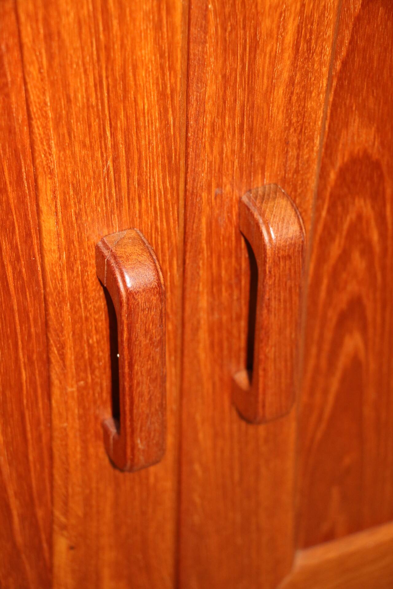 Teak sideboard with 2 doors