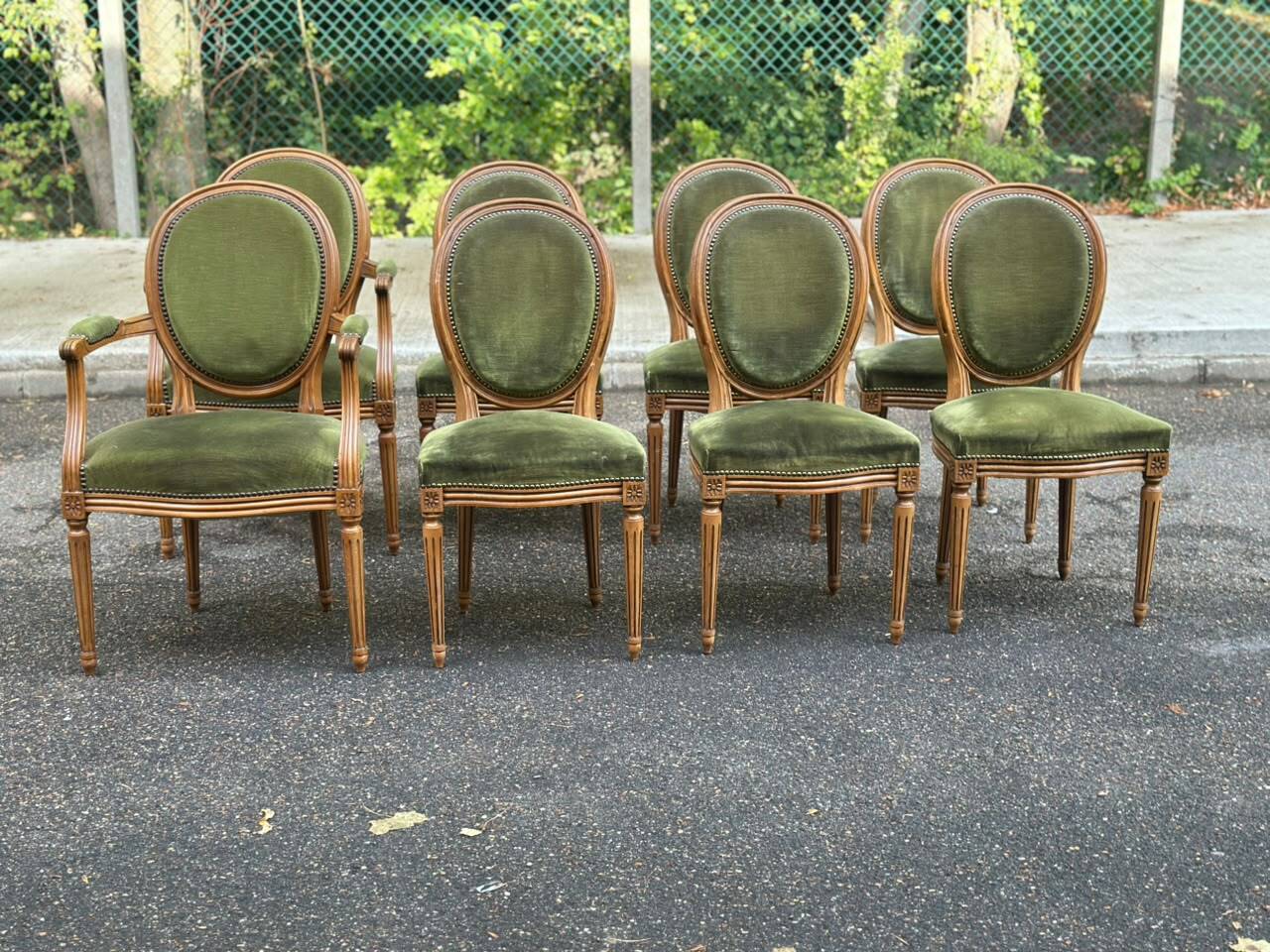 Set of 8 Louis XVI medallion chairs and armchairs in green velvet, 1950.