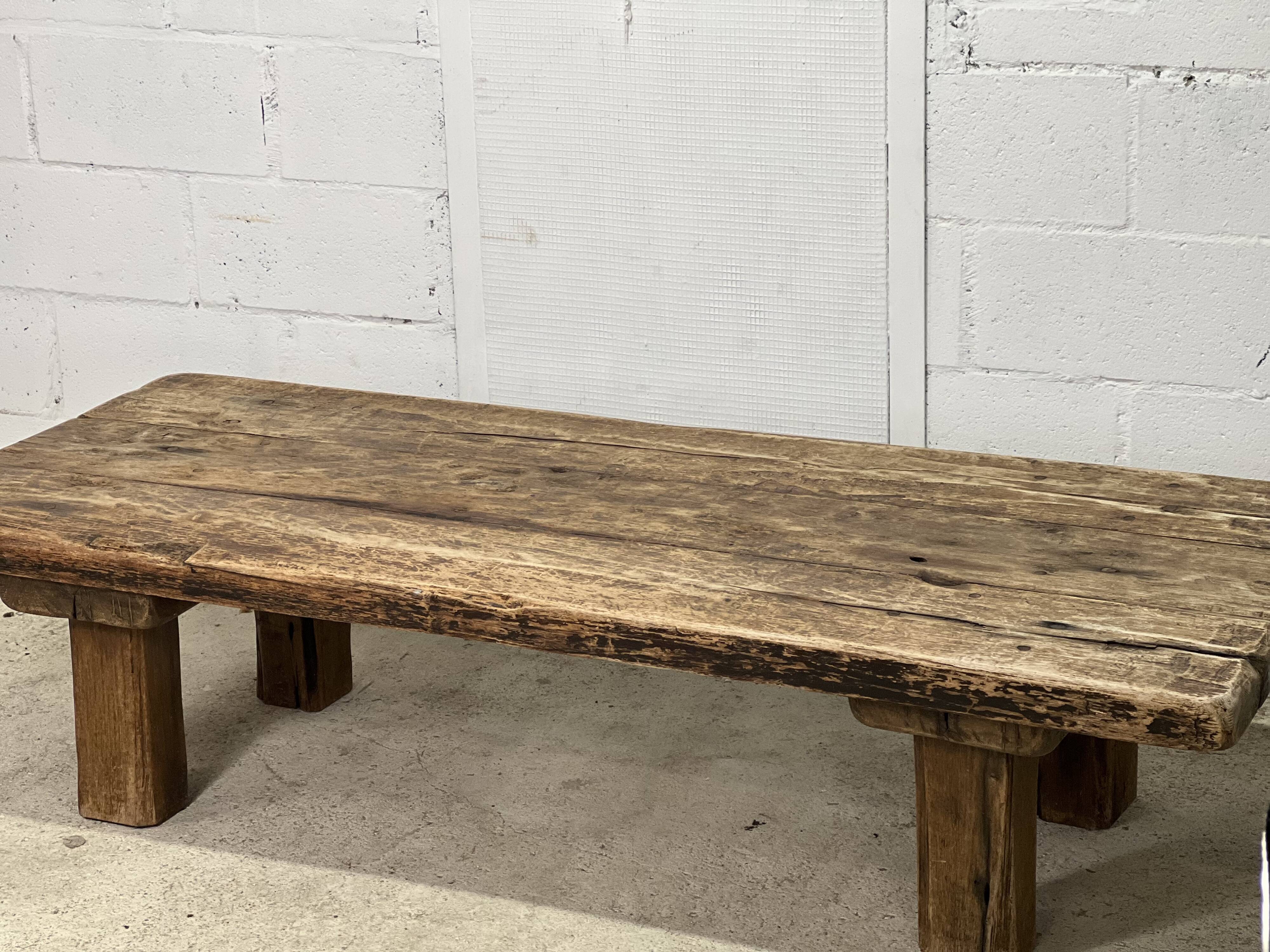 Ancienne table basse industrielle robuste en chêne