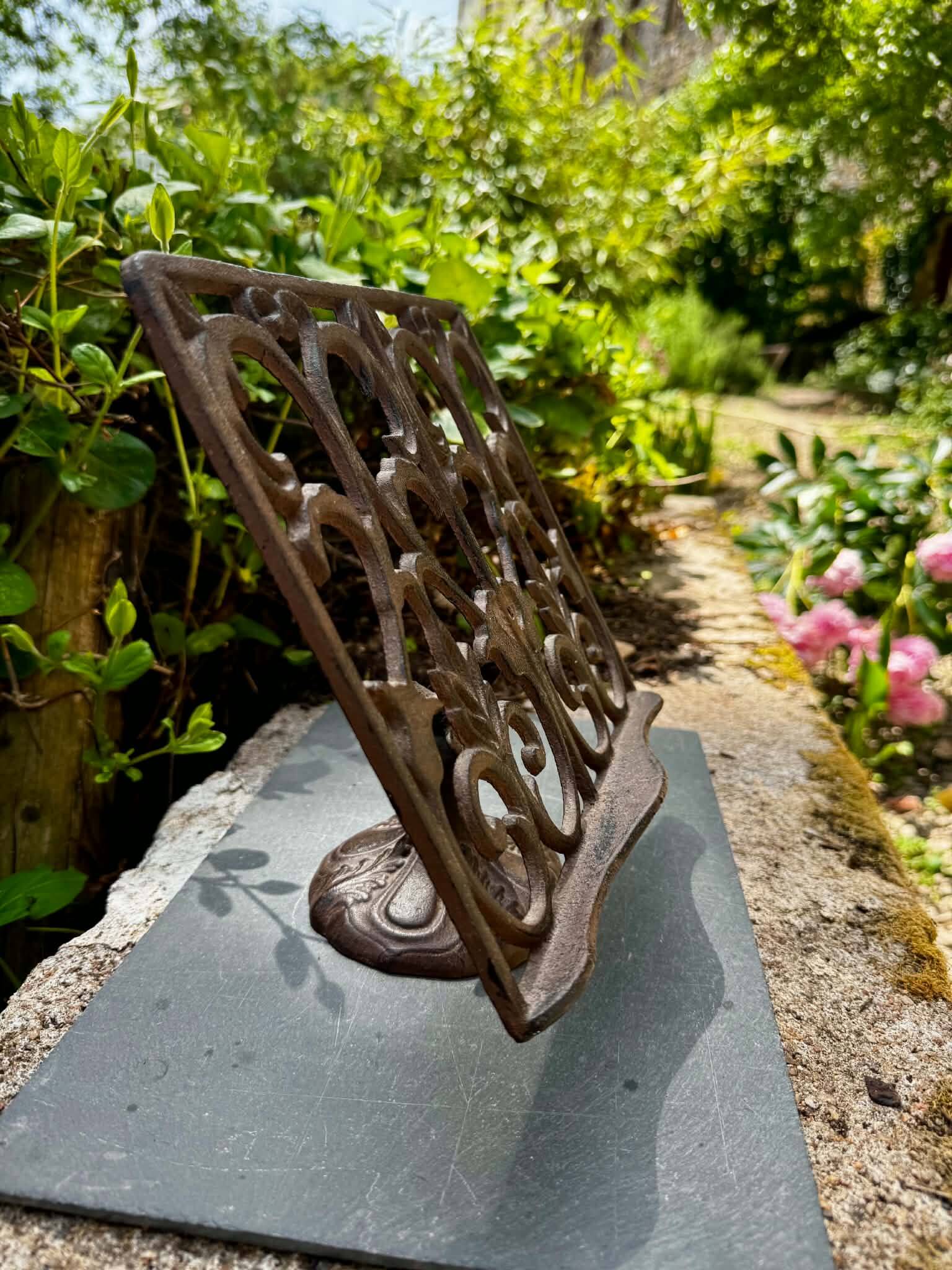 Porte revues lutrin en fer forgé Art Nouveau