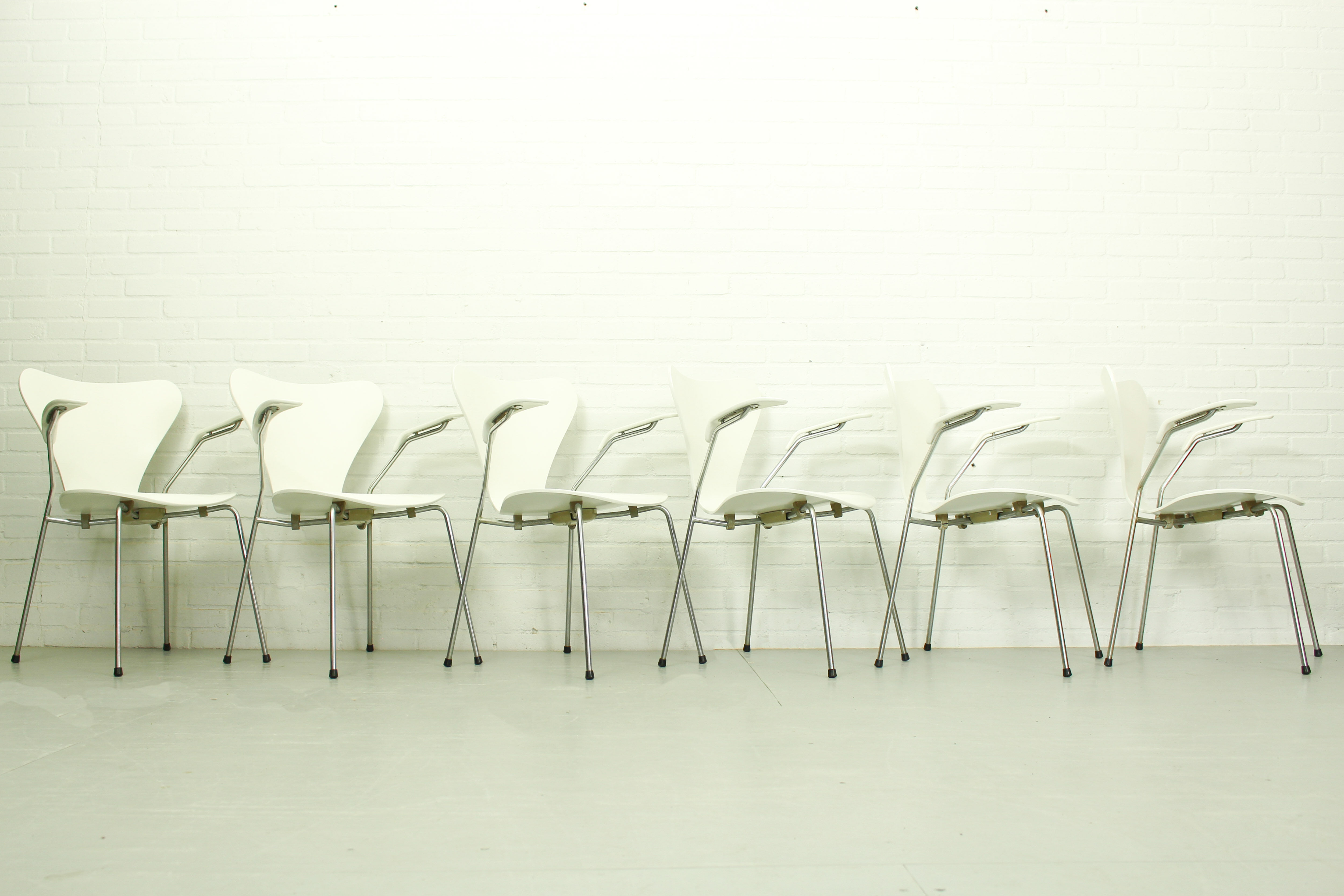 Set of 6 Arne Jacobsen 3207 Armchairs and Dining Table A826 by  Arne Jacobsen for Fritz Hansen