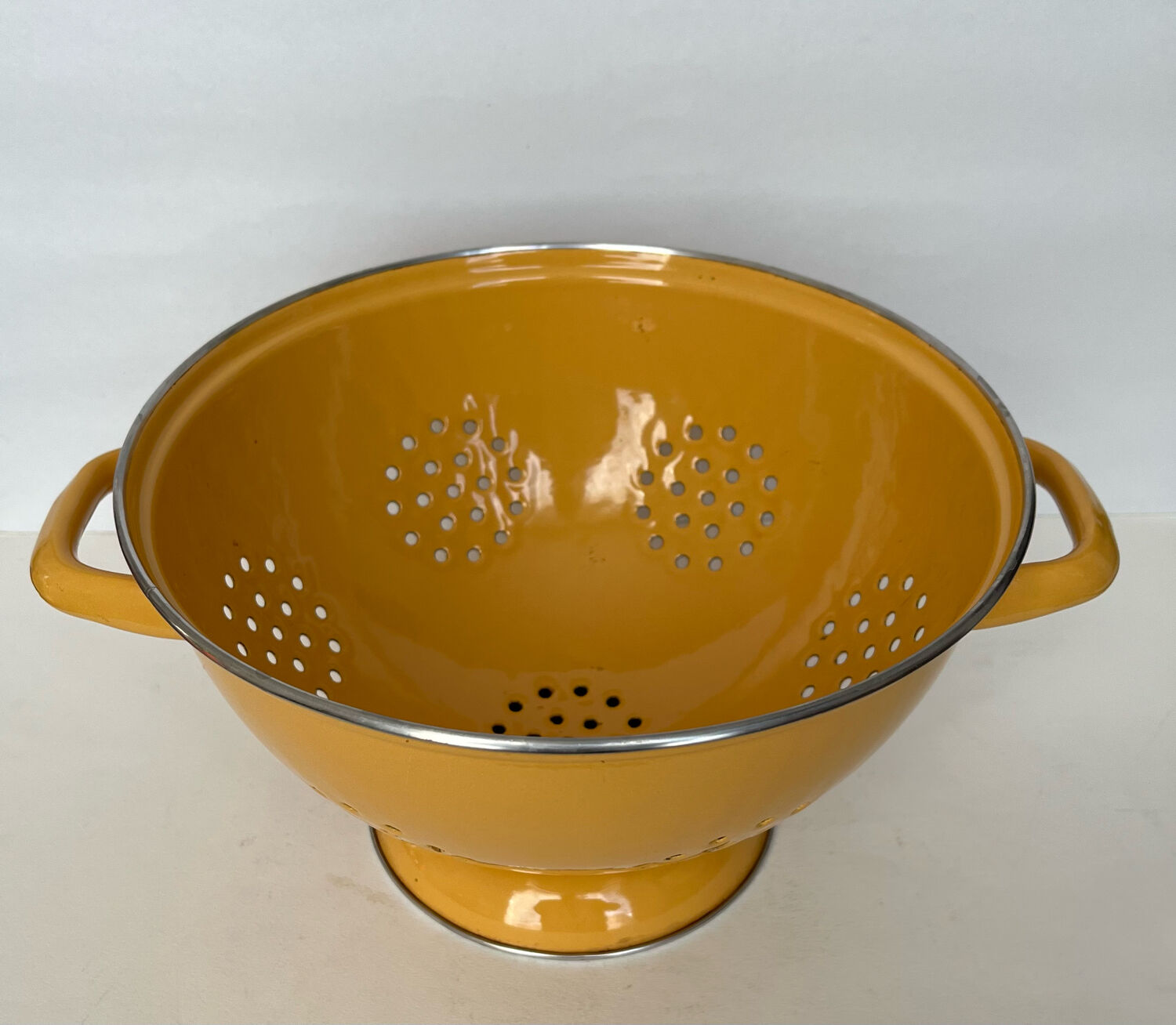 Enamelled sheet metal strainer