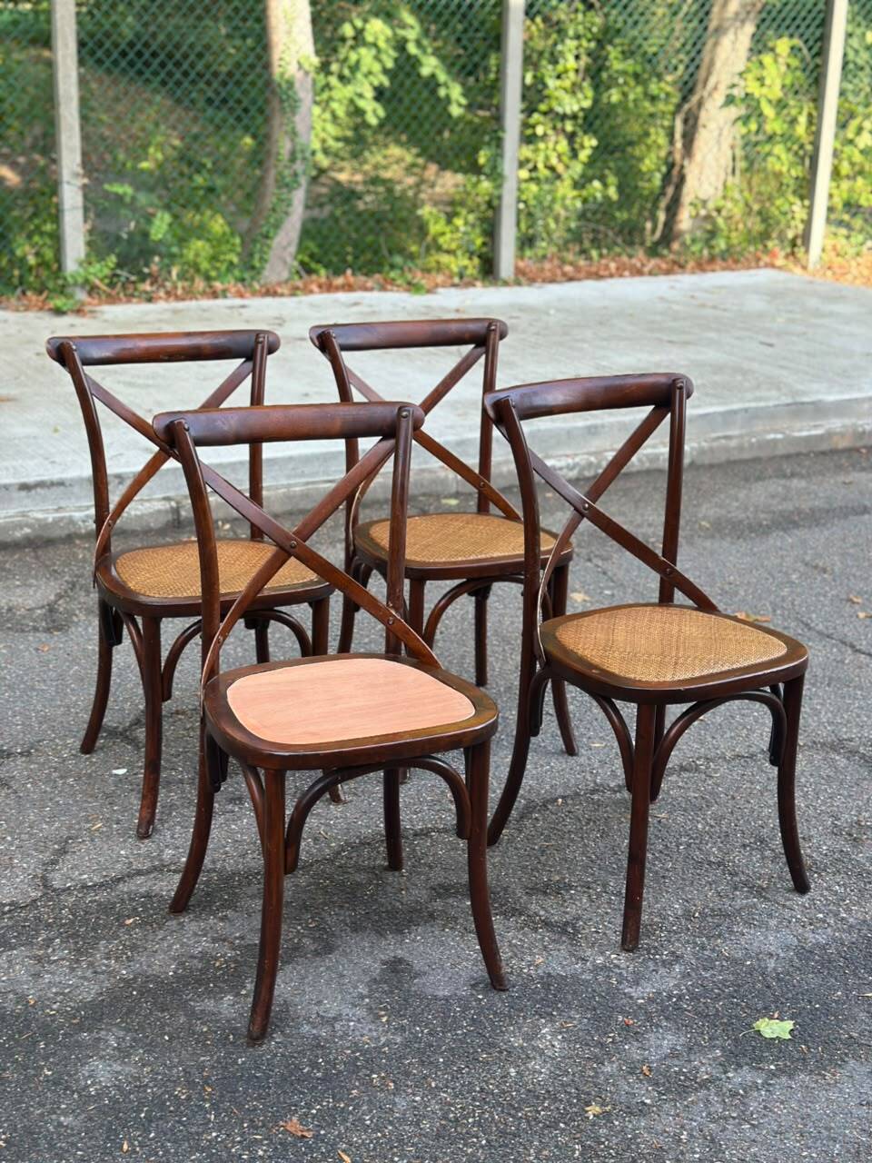 4 bistro chairs with curved wooden backs and cross braces / Crossback