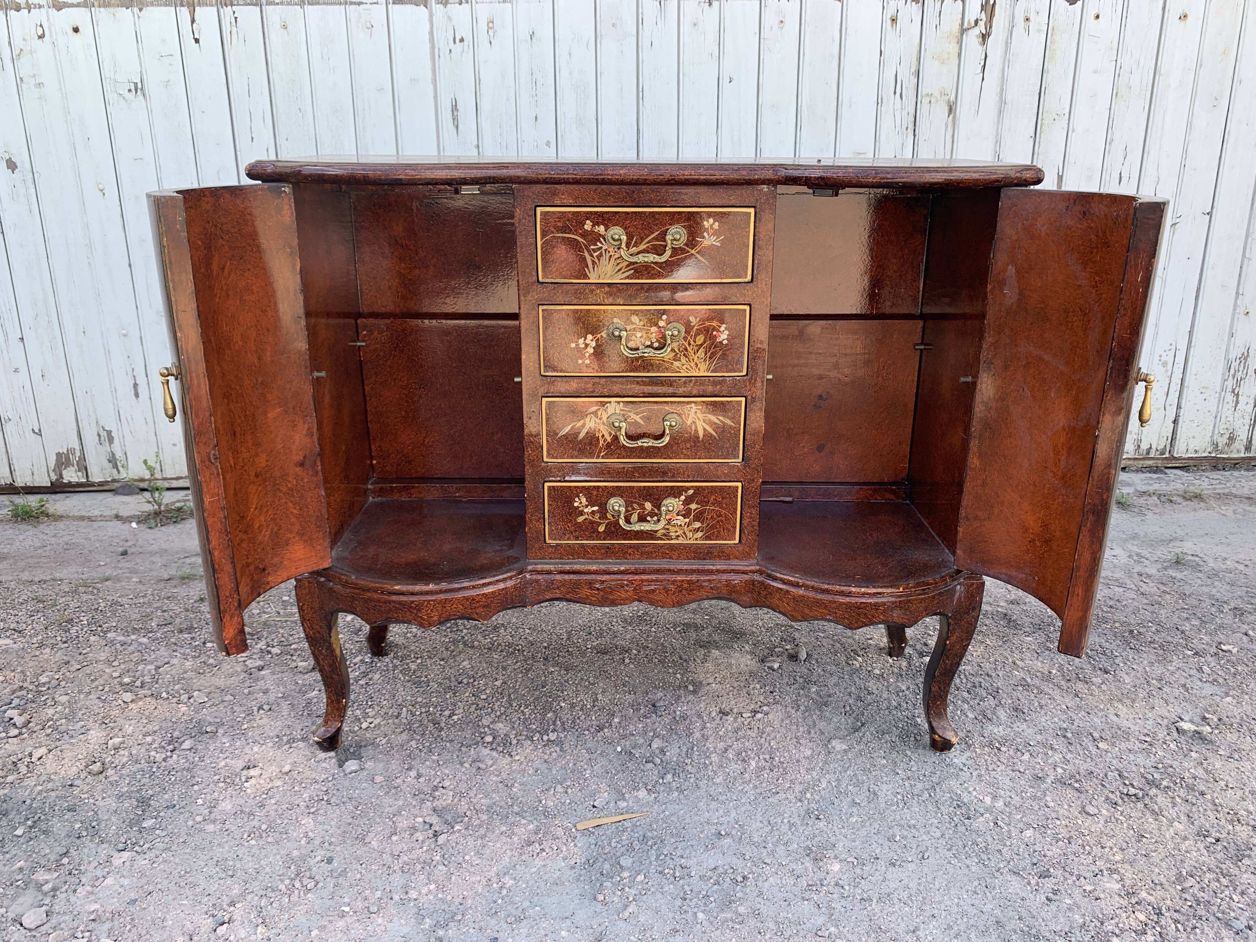 Venetian chest of drawers