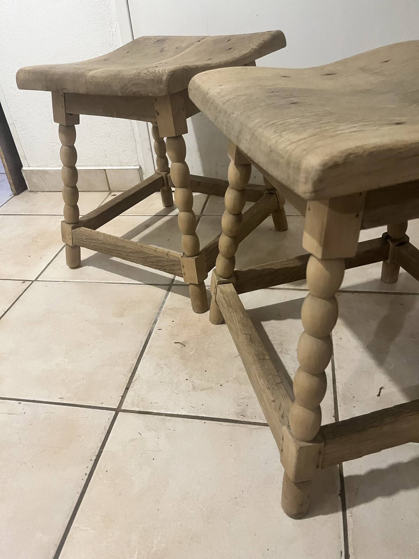 Pair of vintage stools in raw solid wood — Turned ball feet