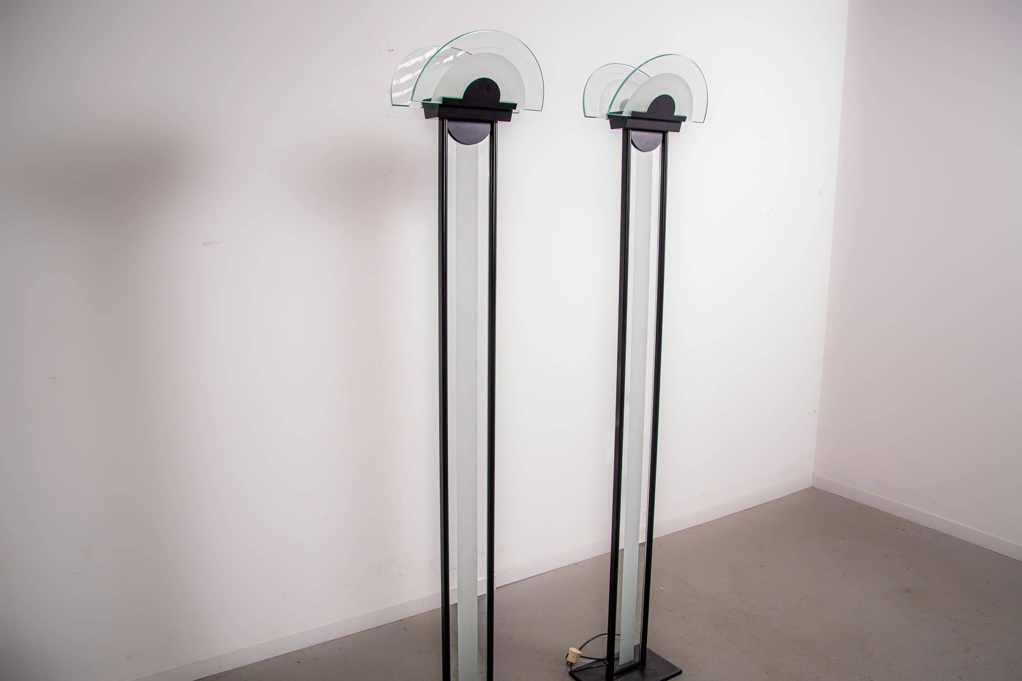 Ensemble de lampadaires en verre dépoli de style Memphis. Vers 1980.