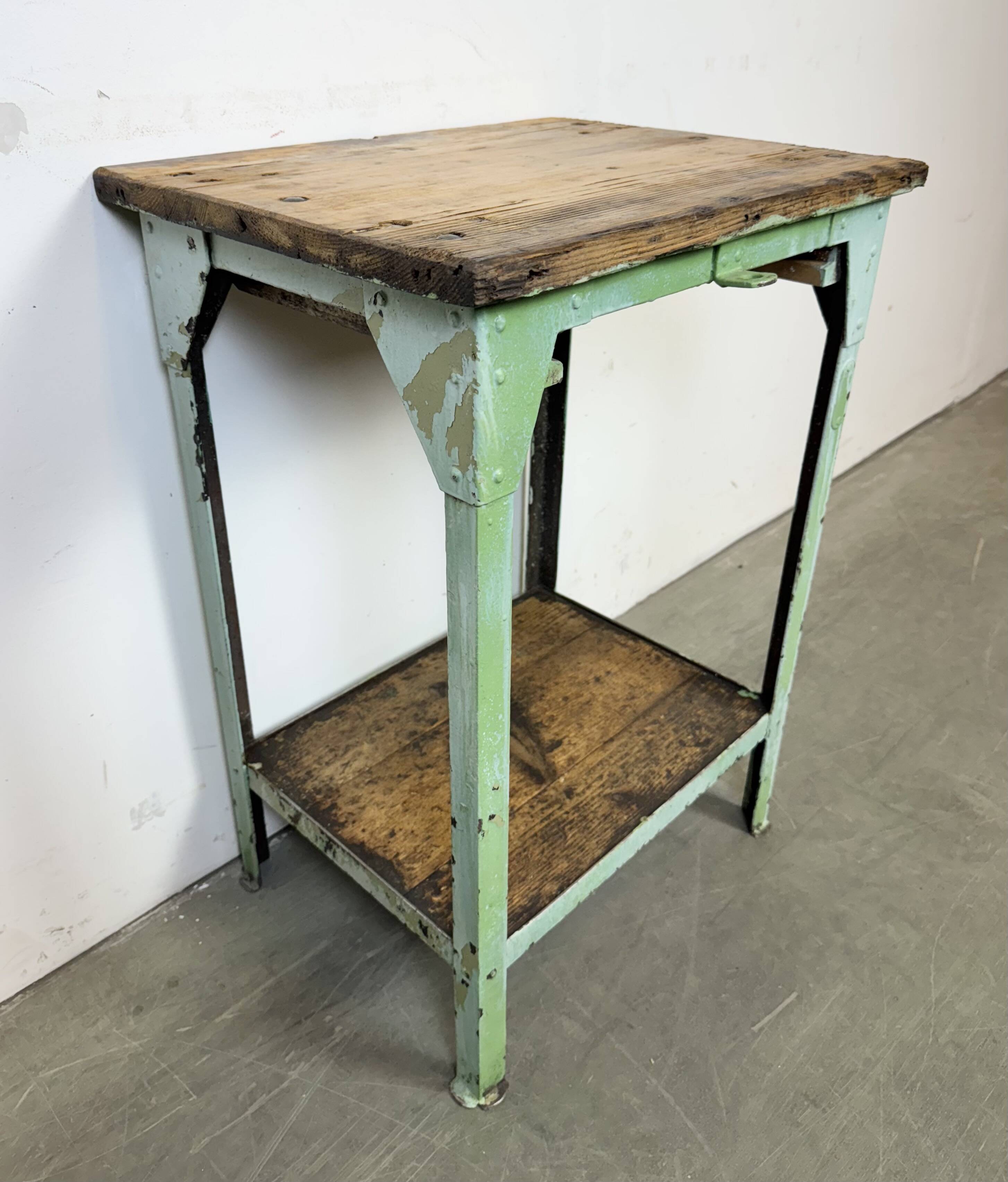 Table industrielle en fer vert, années 1950