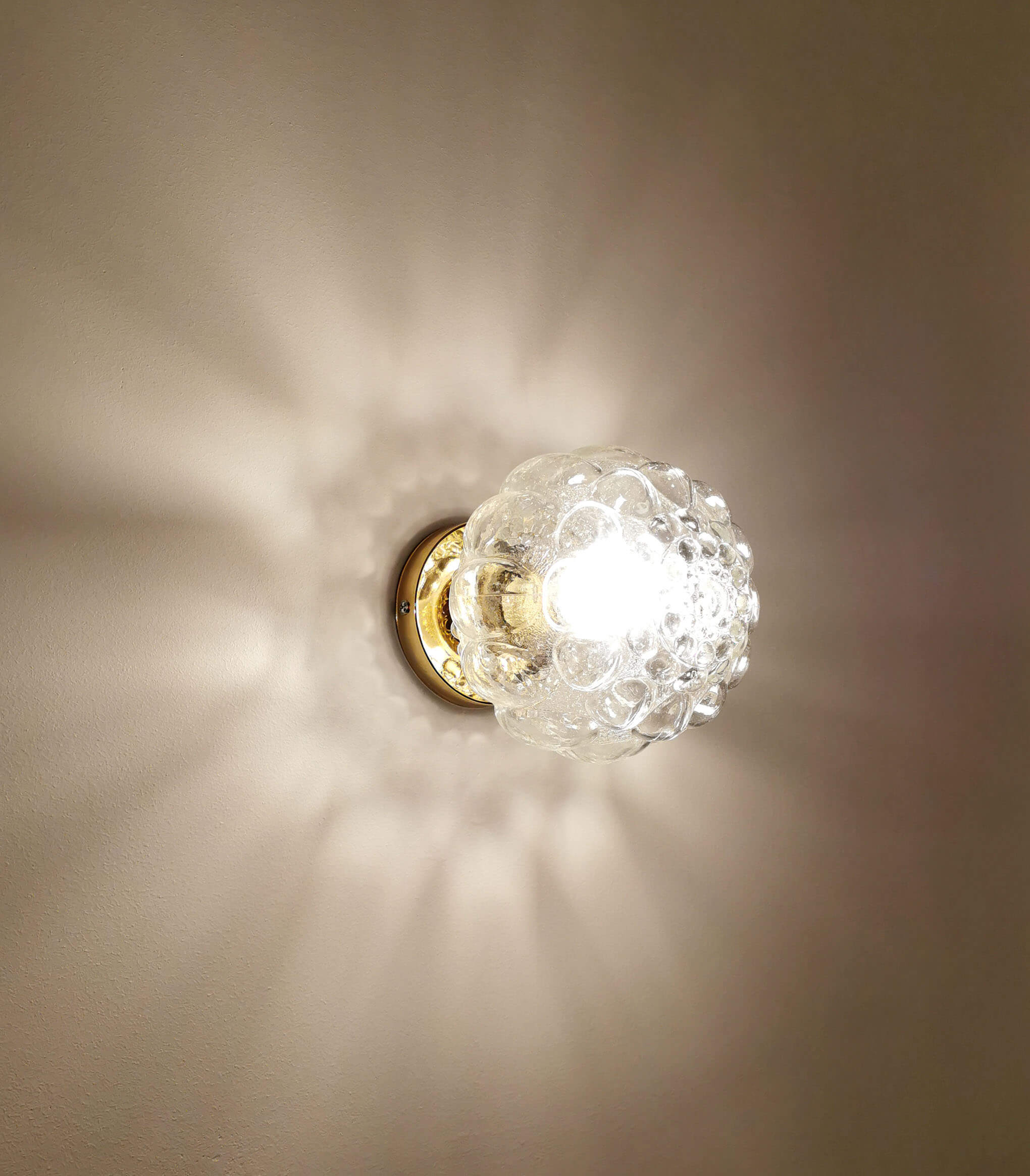 Globe wall lamp
