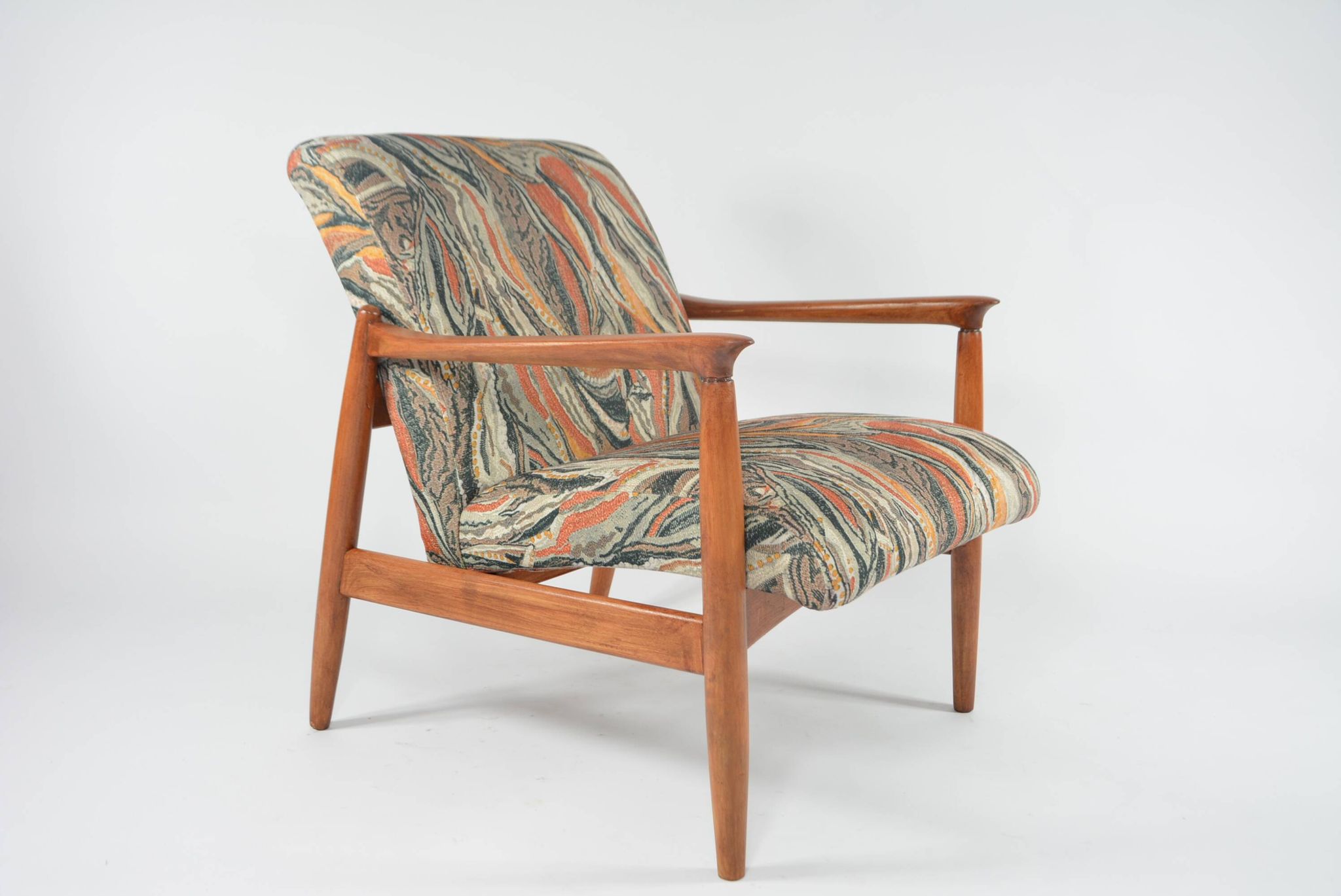 Fauteuil style scandinave à motifs terracotta