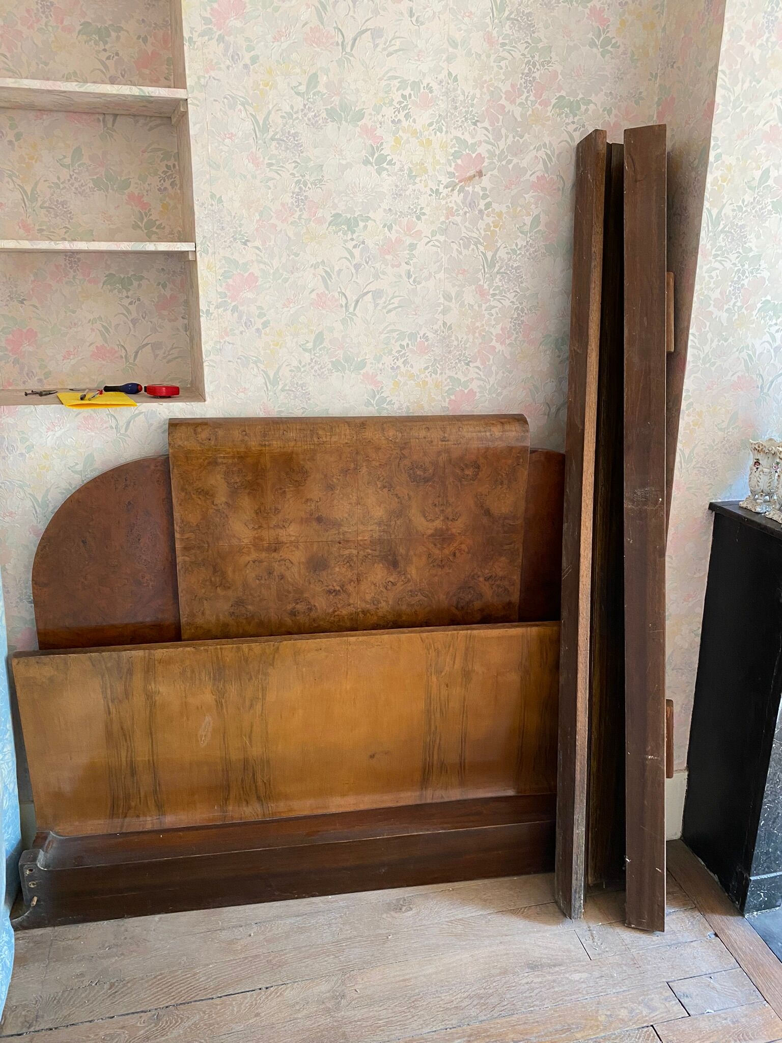 Art deco bed dating from the 30s in Ronce de Noyer