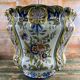 Cache-pot en faïence française polychrome – Décor floral et papillons