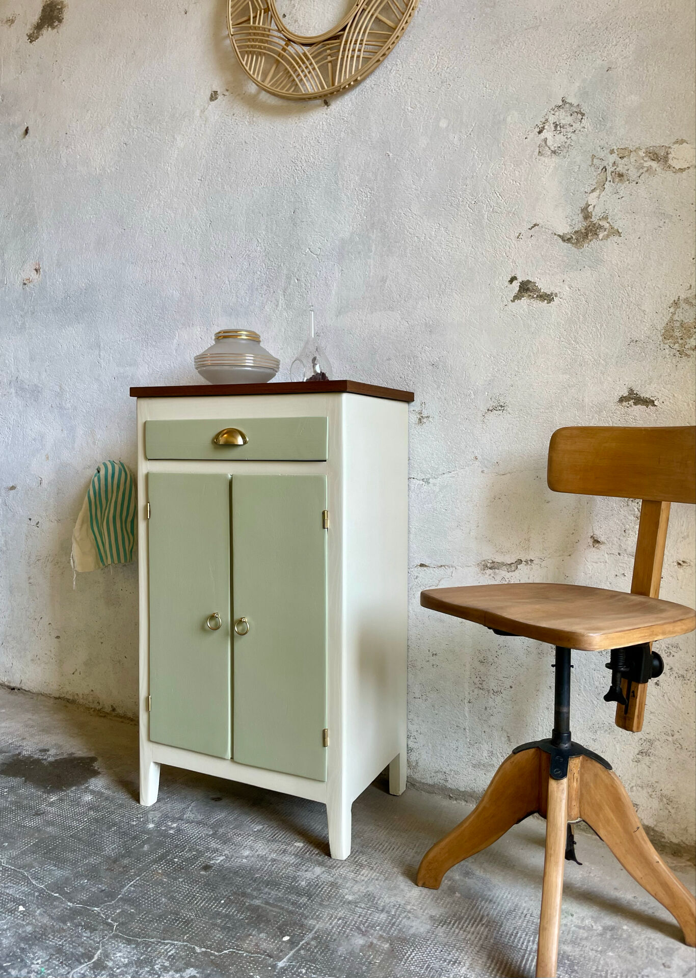 Petit buffet confiturier parisien vintage vert sauge – charme rétro