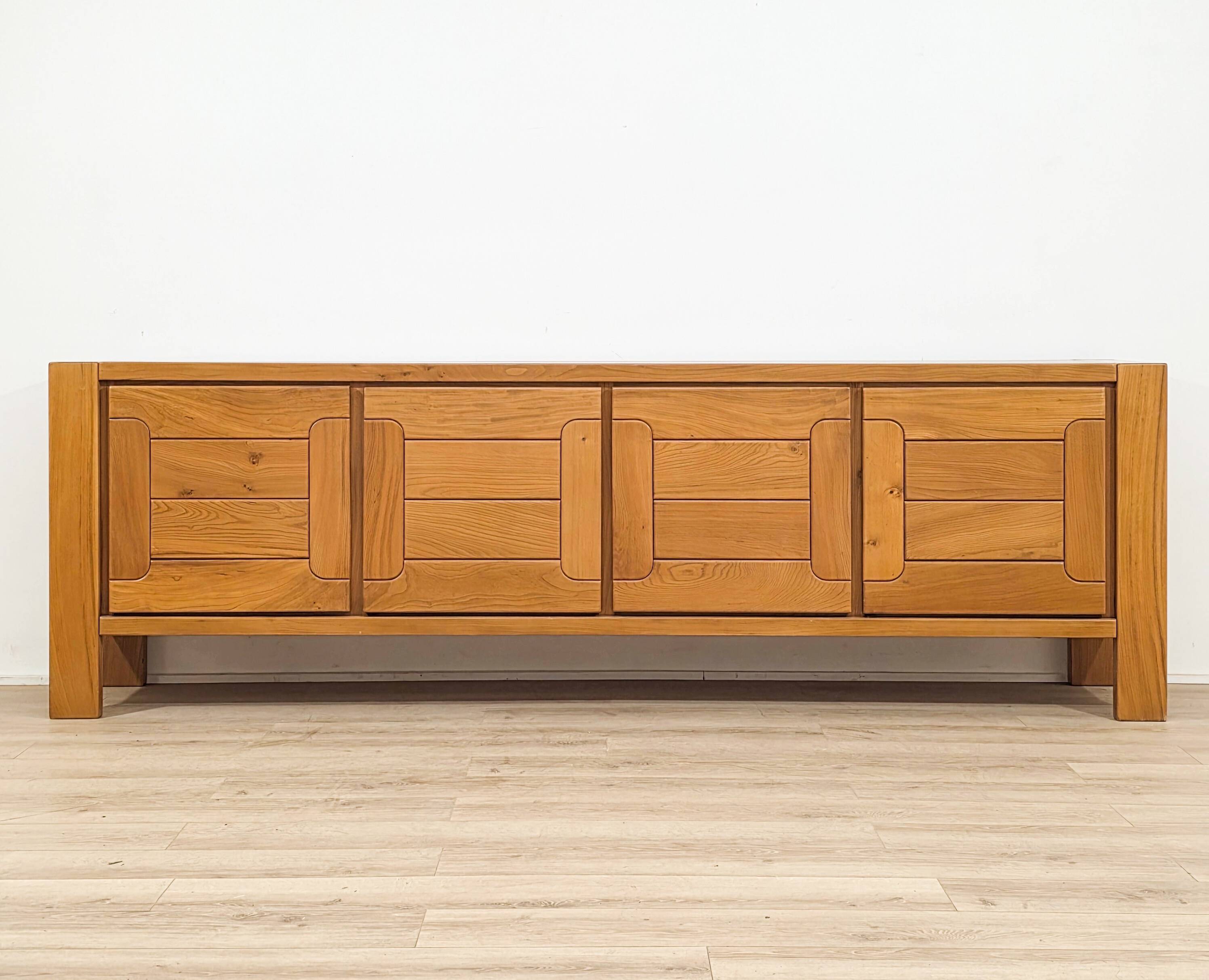 Buffet design Maison Regain en orme massif – des années 1970