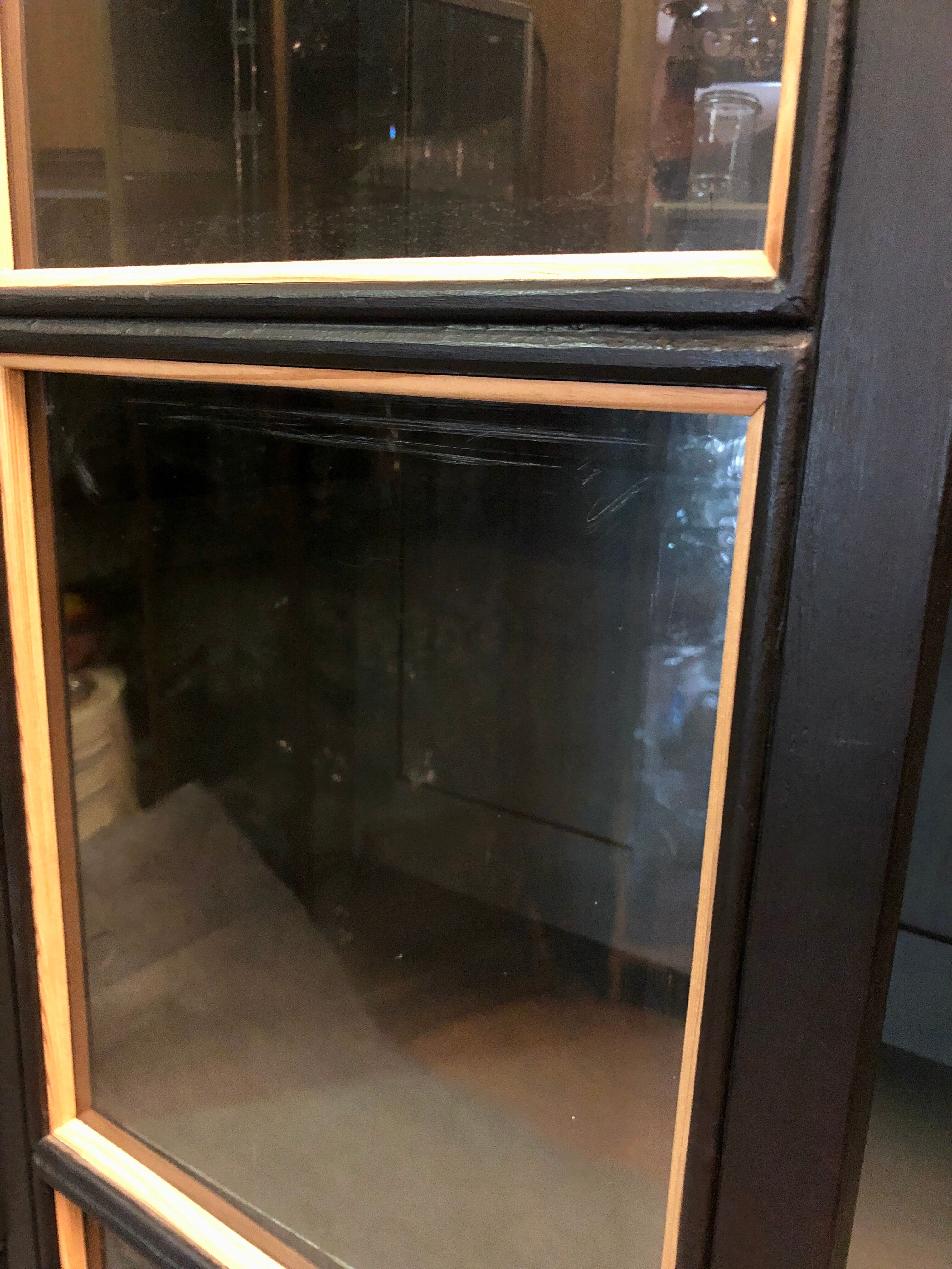 Vitrine noire. Travail d’ébéniste, XXe siècle